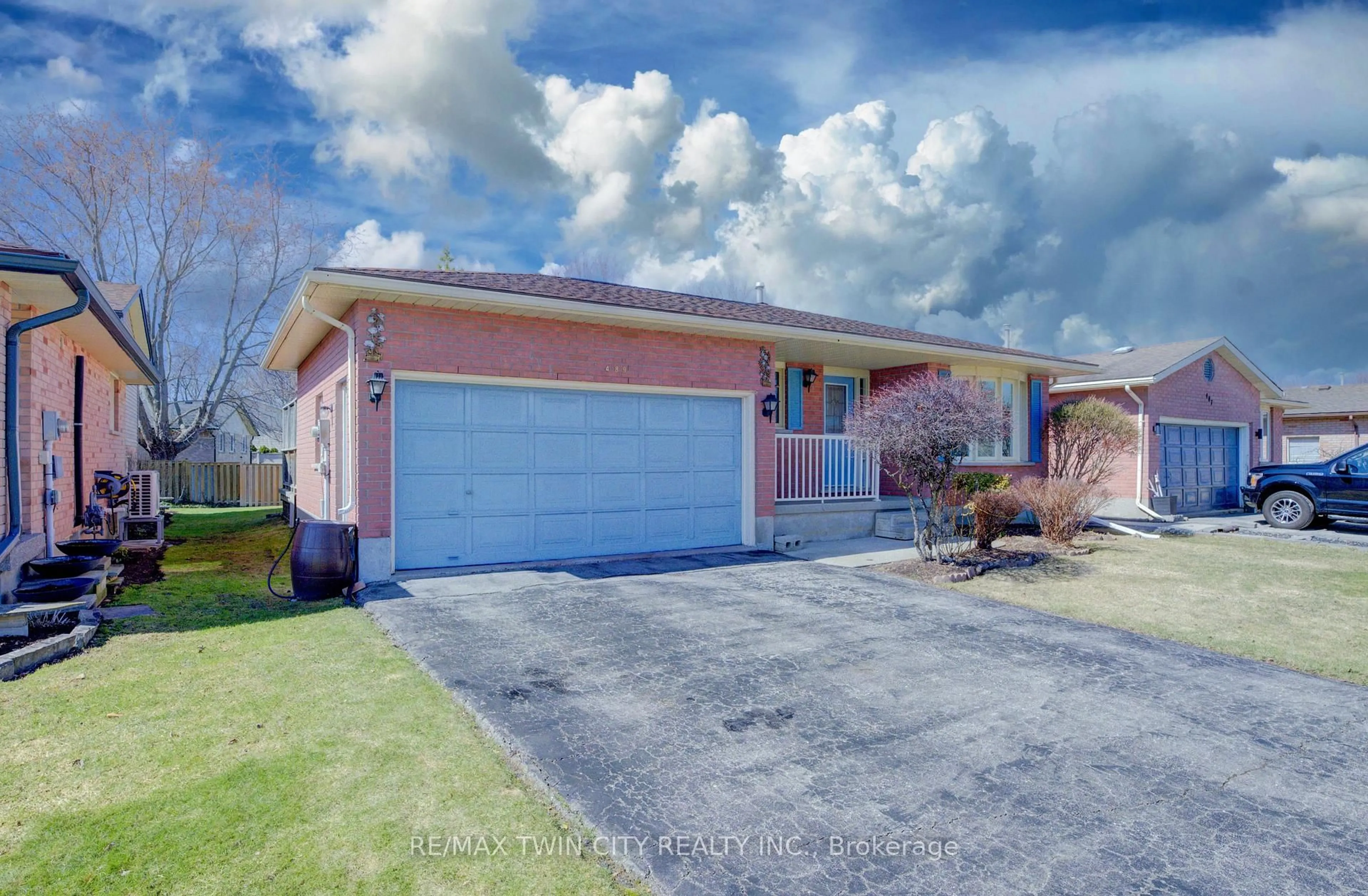 A pic from outside/outdoor area/front of a property/back of a property/a pic from drone, street for 489 Northlake Dr, Waterloo Ontario N2V 1V5