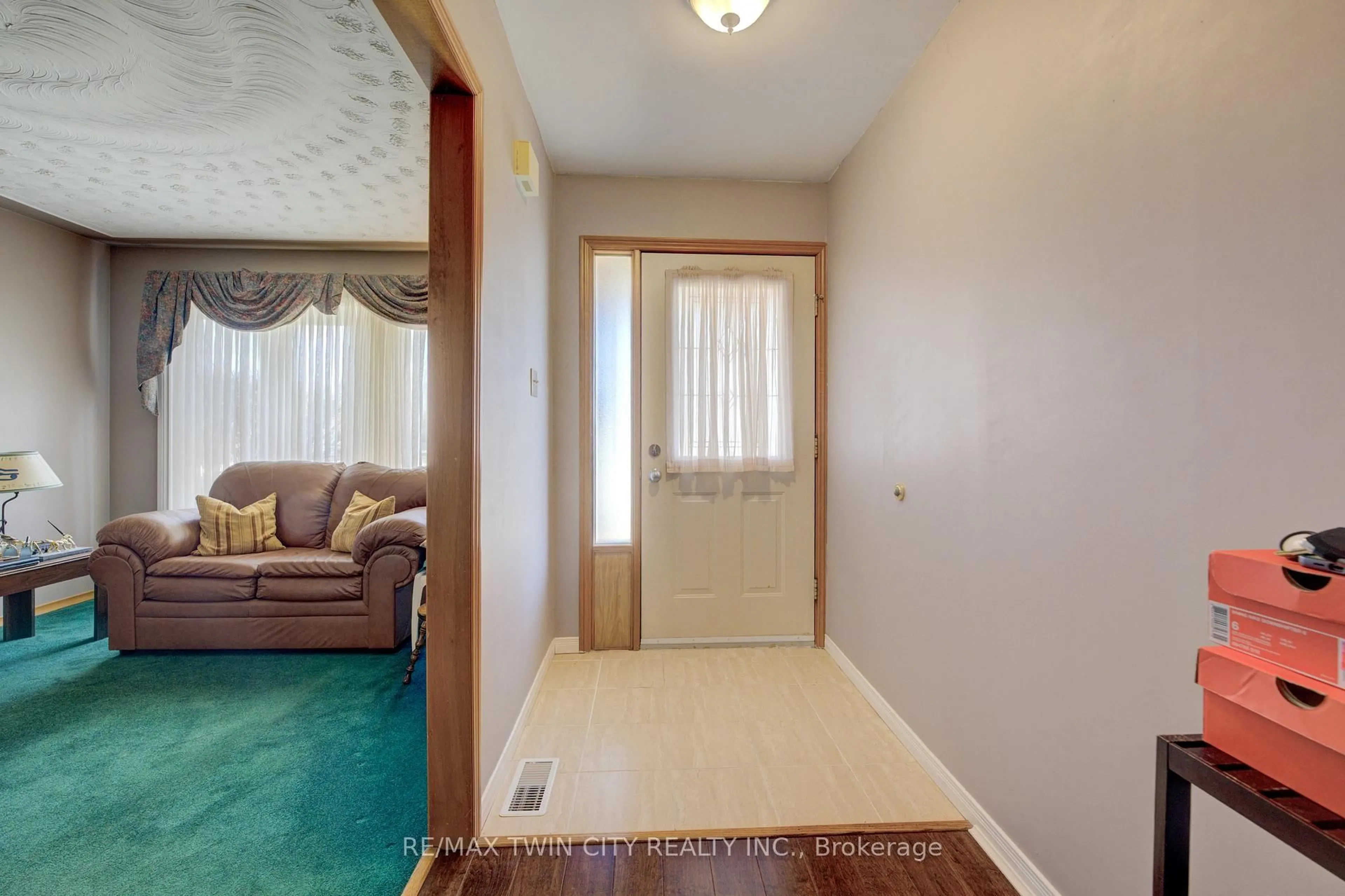 Indoor entryway for 489 Northlake Dr, Waterloo Ontario N2V 1V5