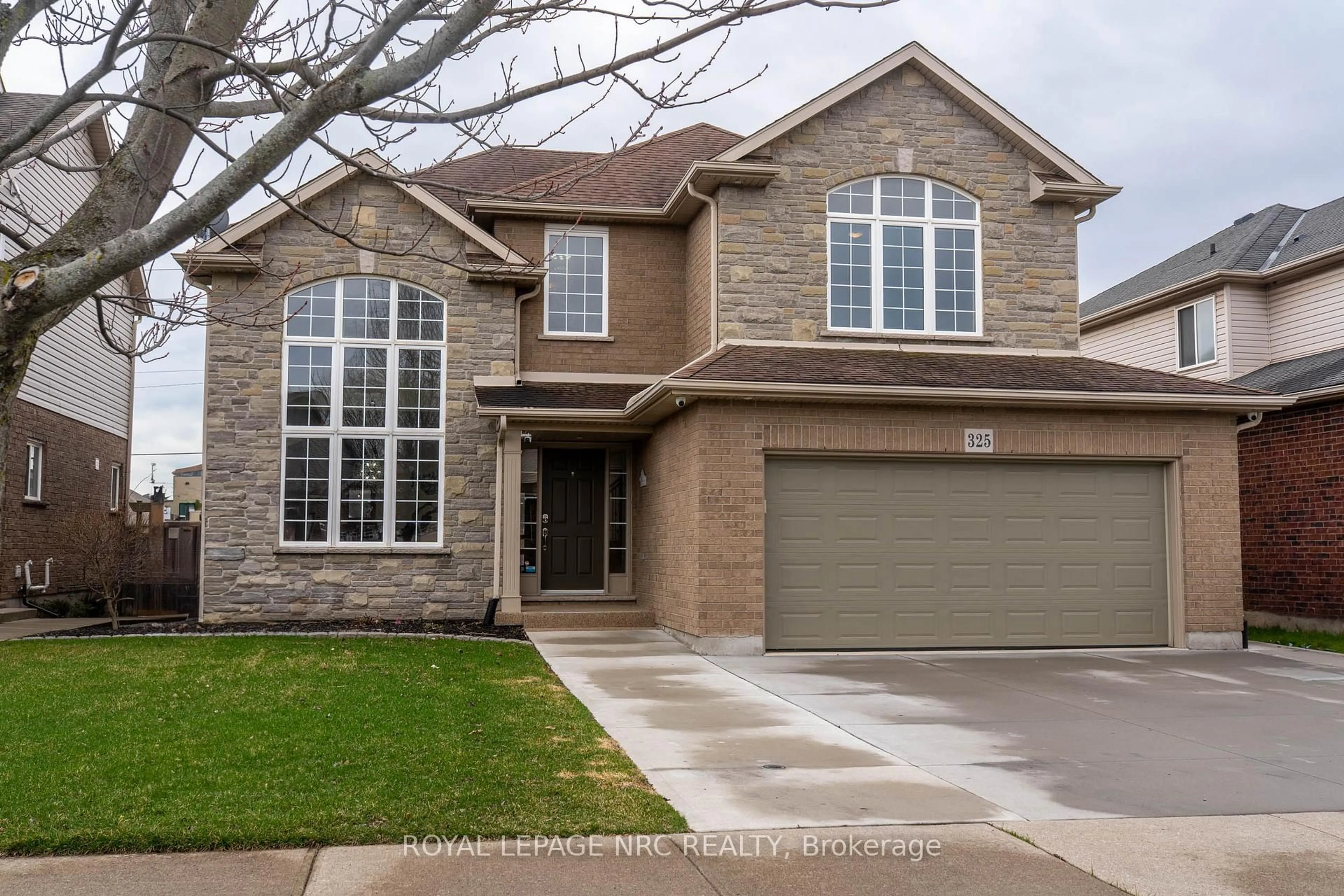 Home with brick exterior material, street for 325 Hillsdale Rd, Welland Ontario L3C 7M2