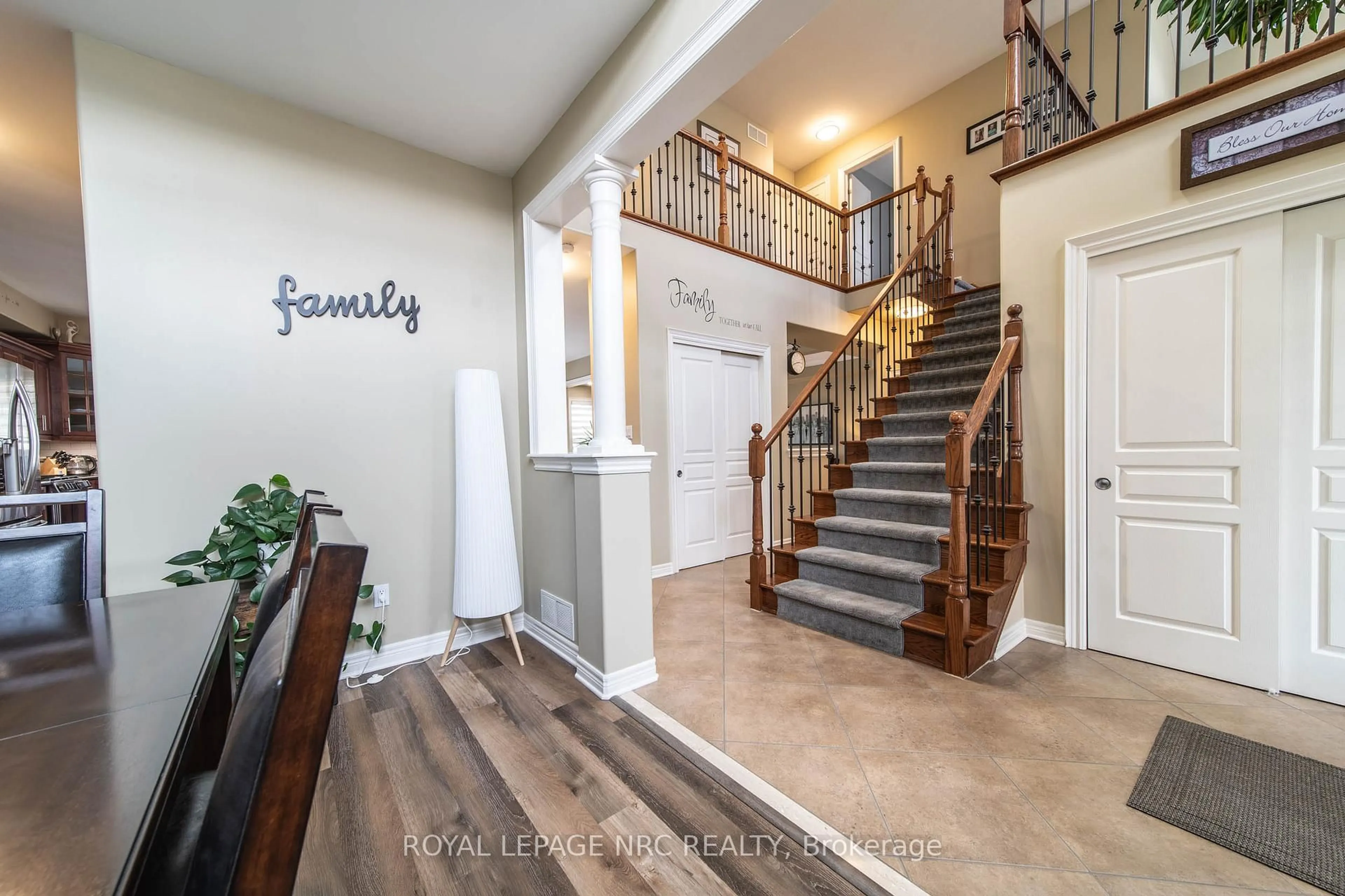 Indoor entryway for 325 Hillsdale Rd, Welland Ontario L3C 7M2