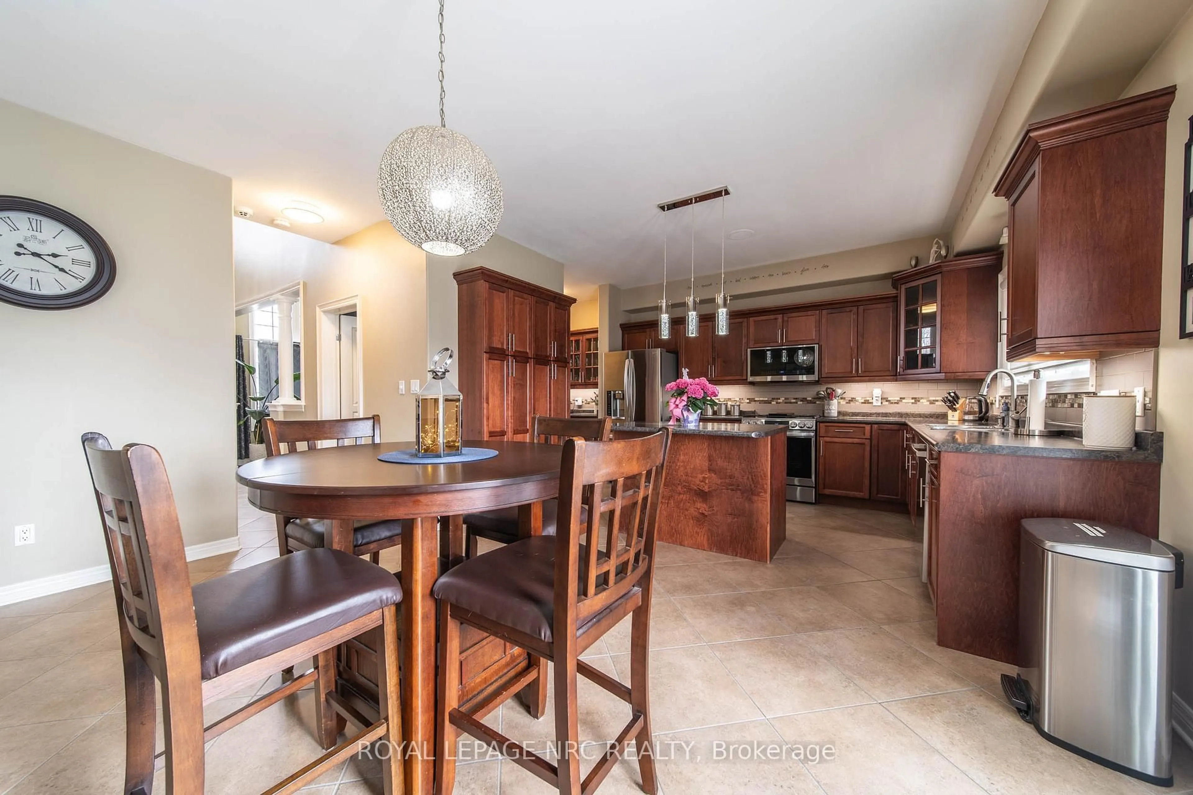 Open concept kitchen, ceramic/tile floor for 325 Hillsdale Rd, Welland Ontario L3C 7M2