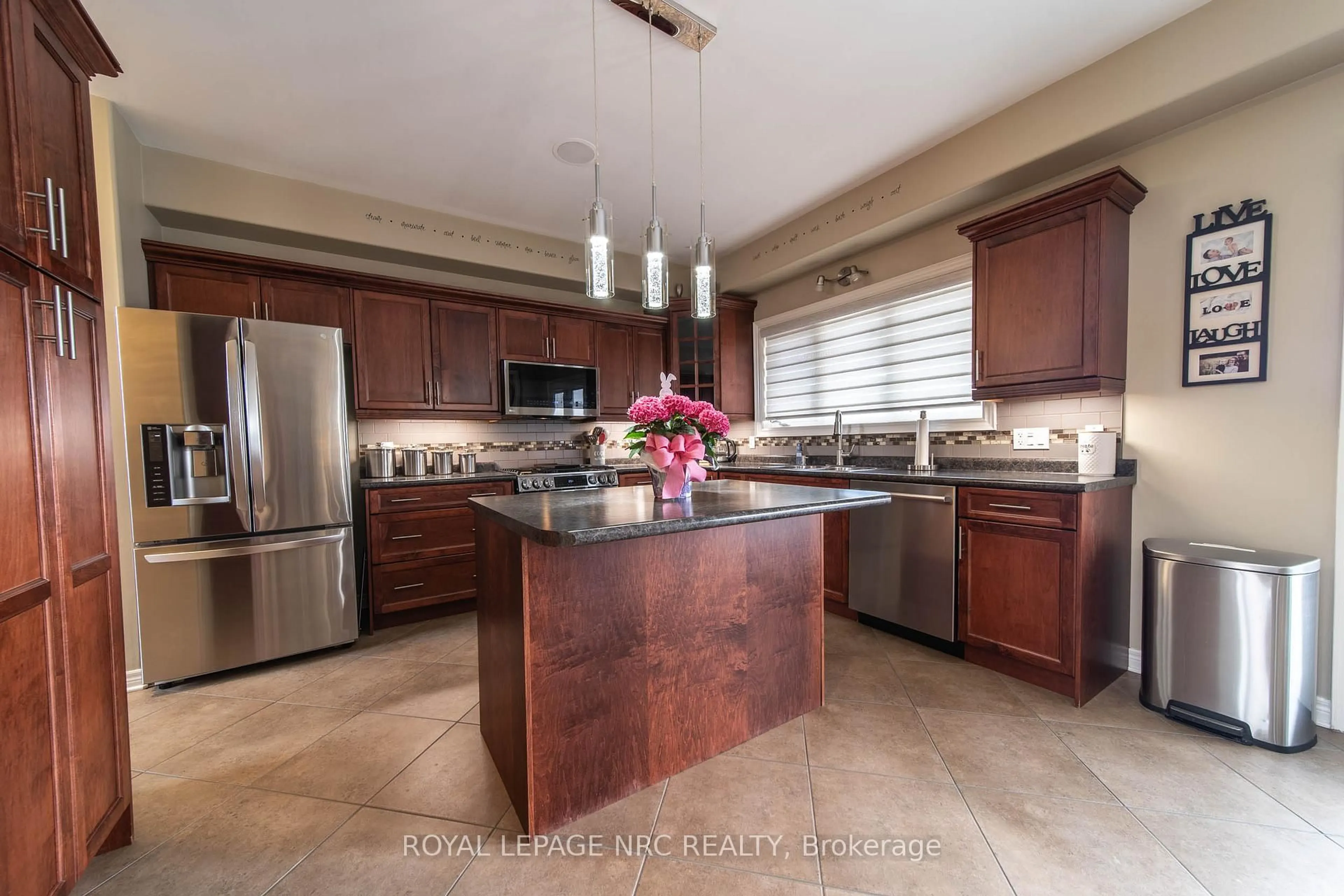 Open concept kitchen, ceramic/tile floor for 325 Hillsdale Rd, Welland Ontario L3C 7M2