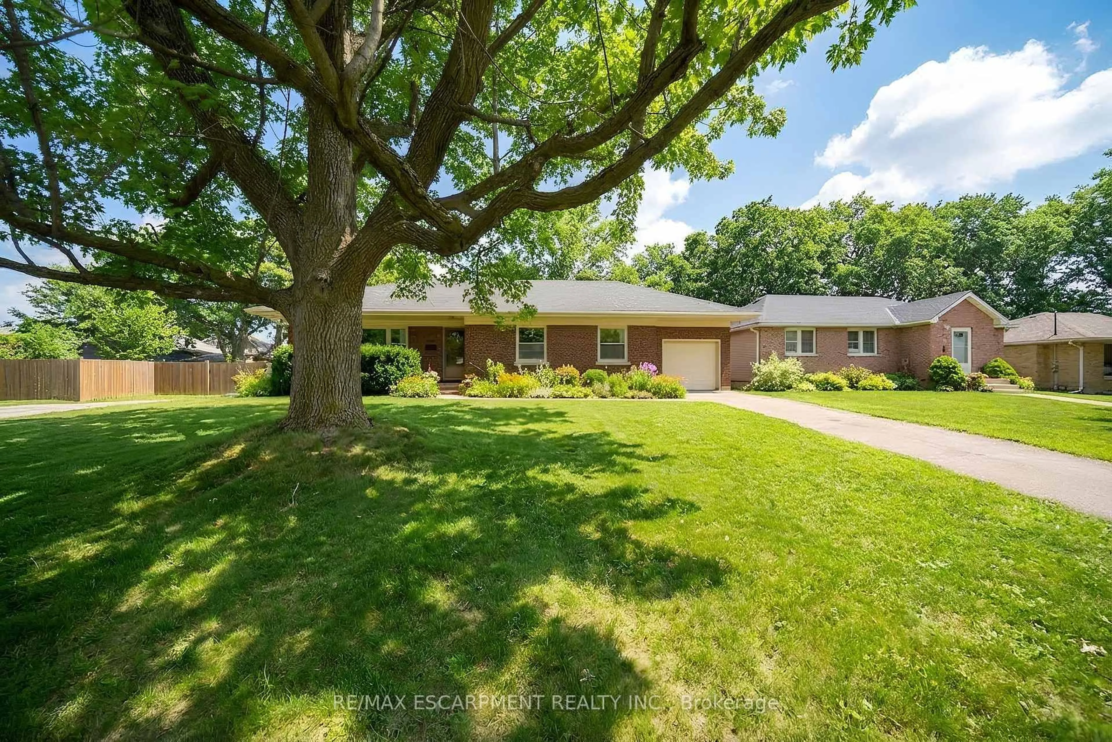 Home with brick exterior material, street for 4 Lynnwood Dr, Brantford Ontario N3S 6S1