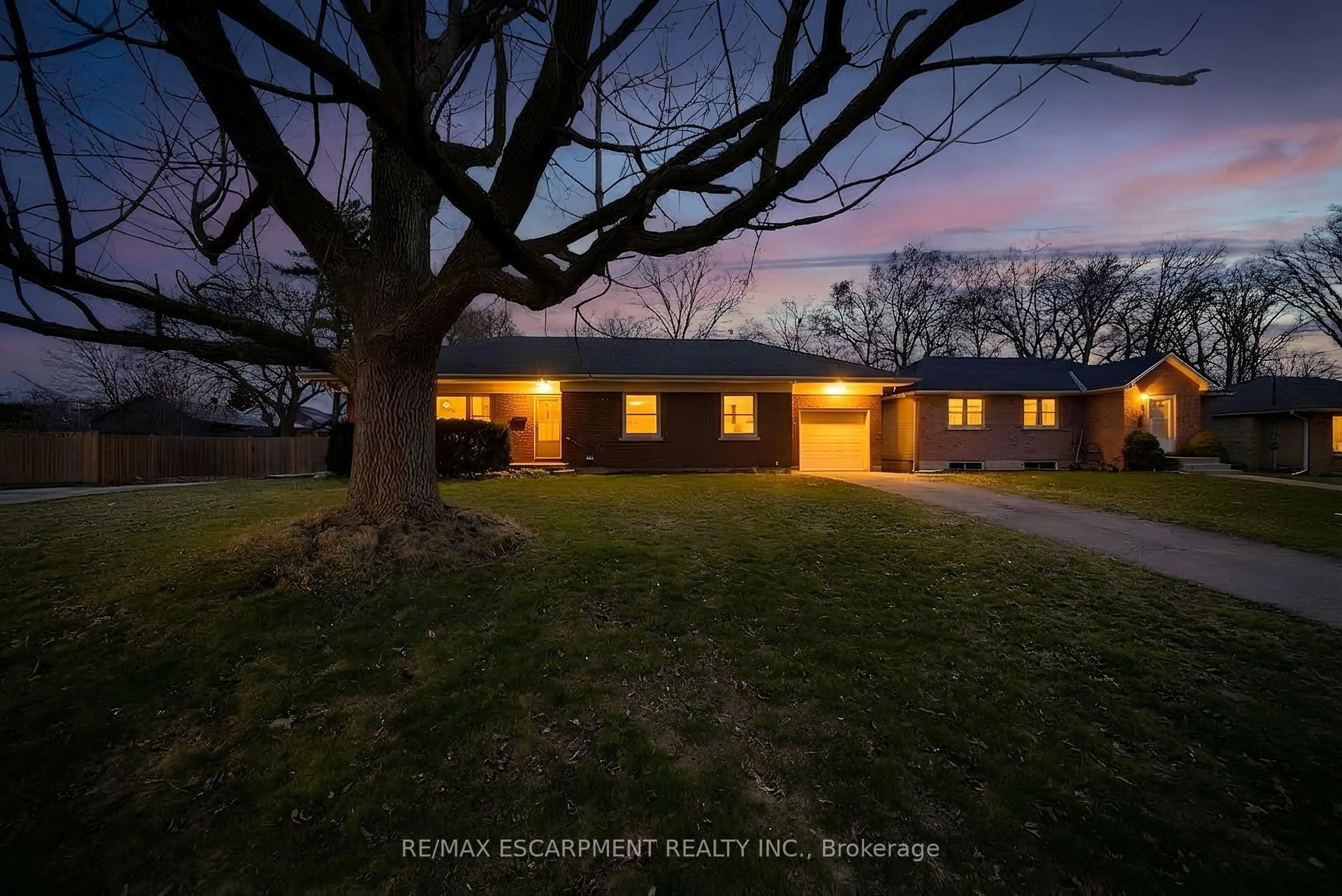 A pic from outside/outdoor area/front of a property/back of a property/a pic from drone, building for 4 Lynnwood Dr, Brantford Ontario N3S 6S1