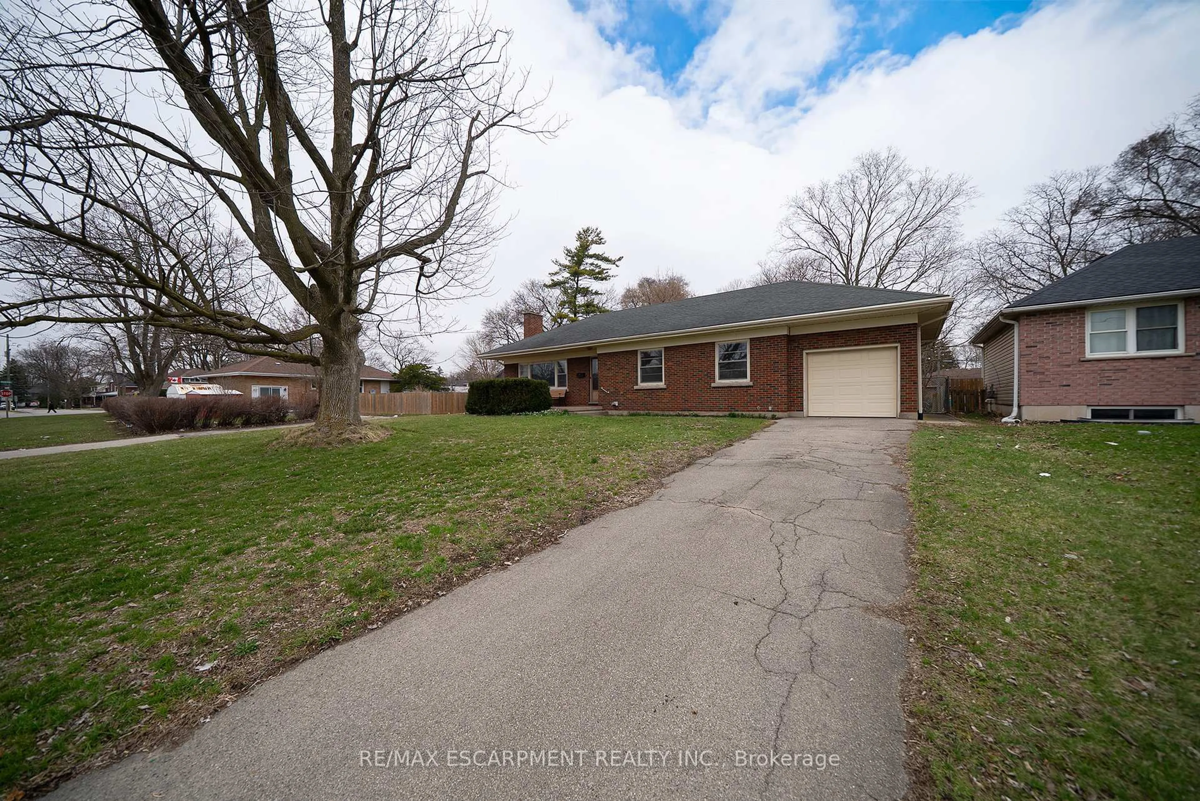 A pic from outside/outdoor area/front of a property/back of a property/a pic from drone, street for 4 Lynnwood Dr, Brantford Ontario N3S 6S1