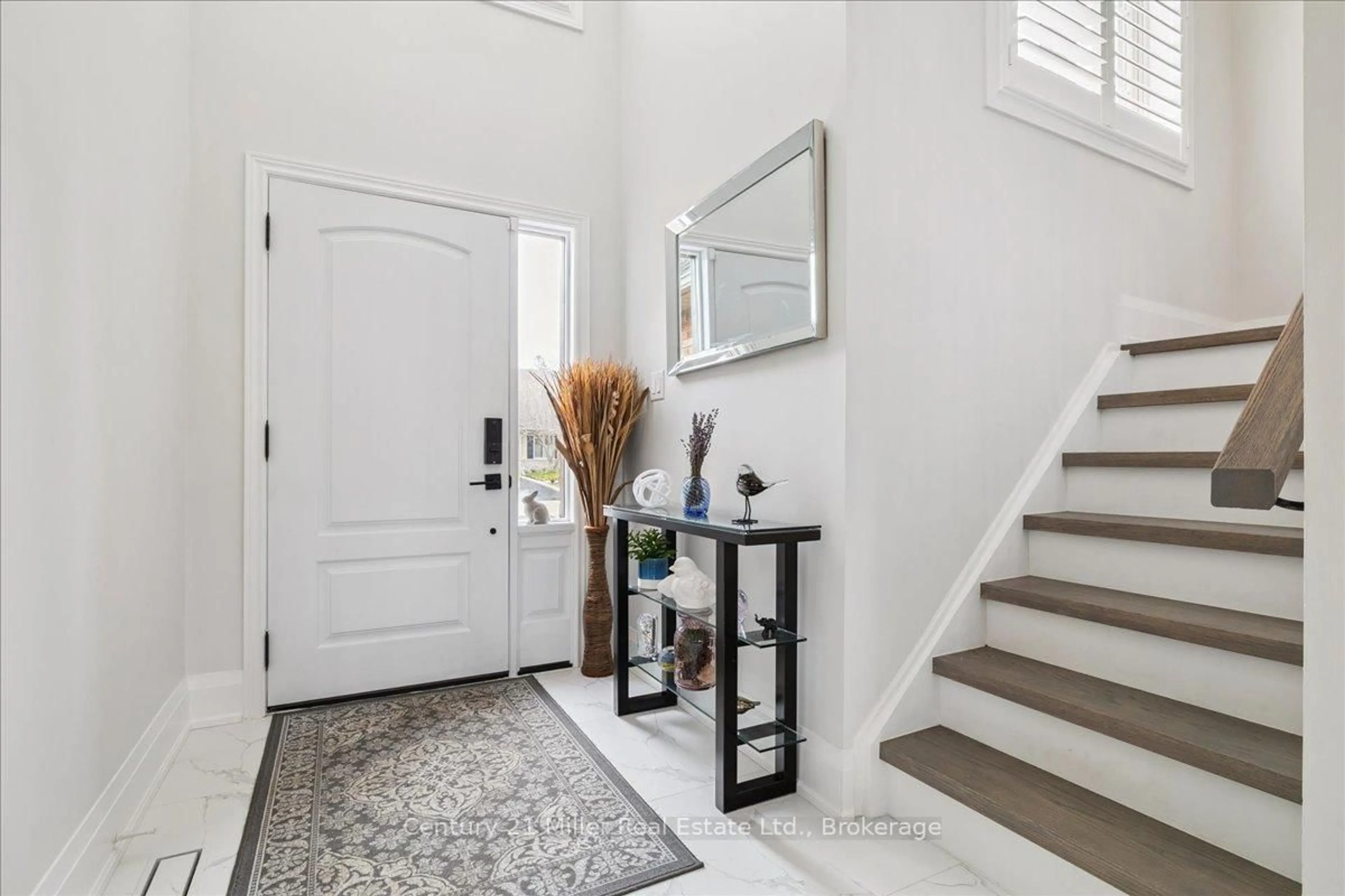 Indoor entryway for 230 Appleby Rd, Hamilton Ontario L9G 2V7