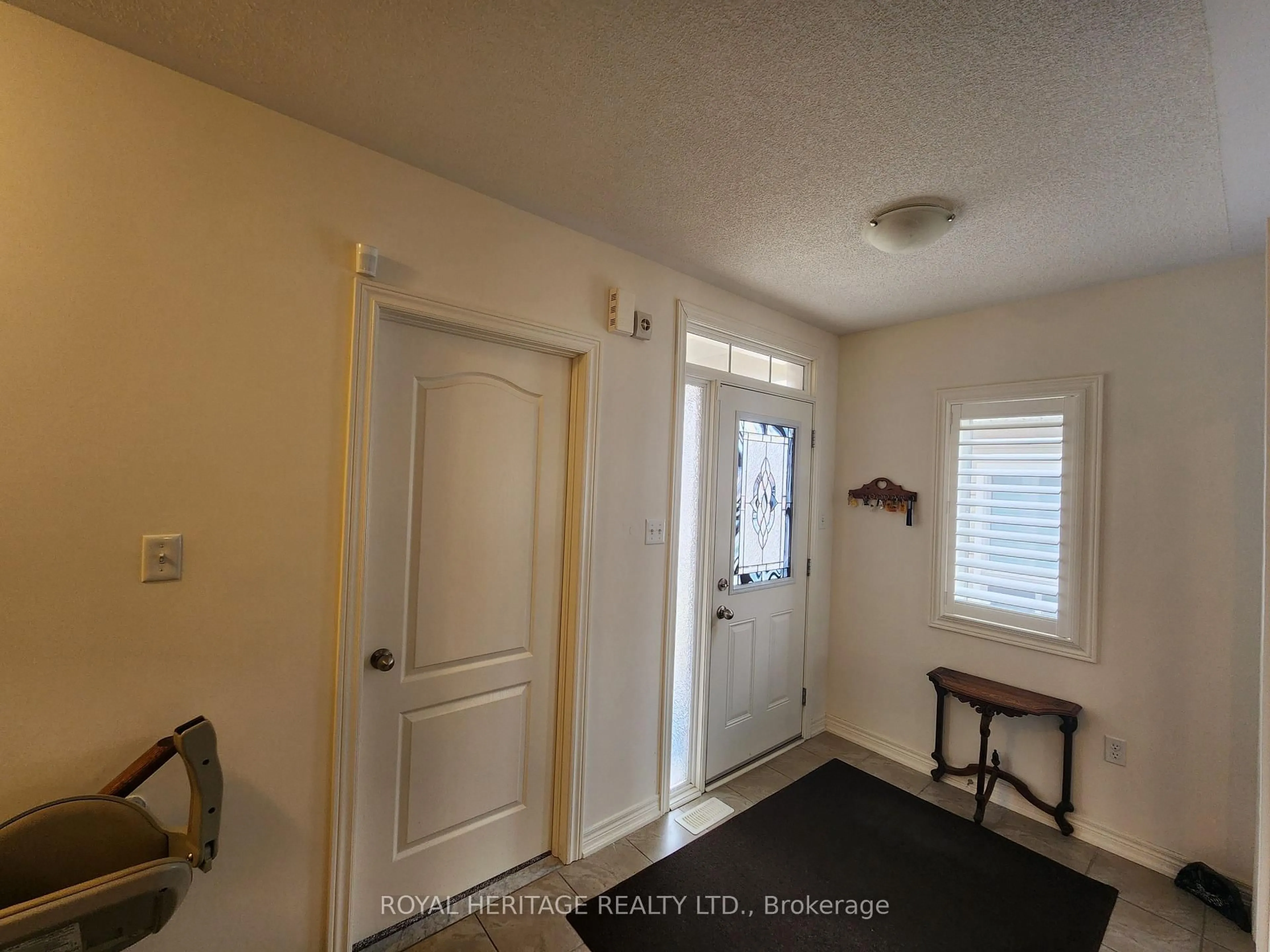 Indoor entryway for 25 White Dr, Port Hope Ontario L1A 0B7