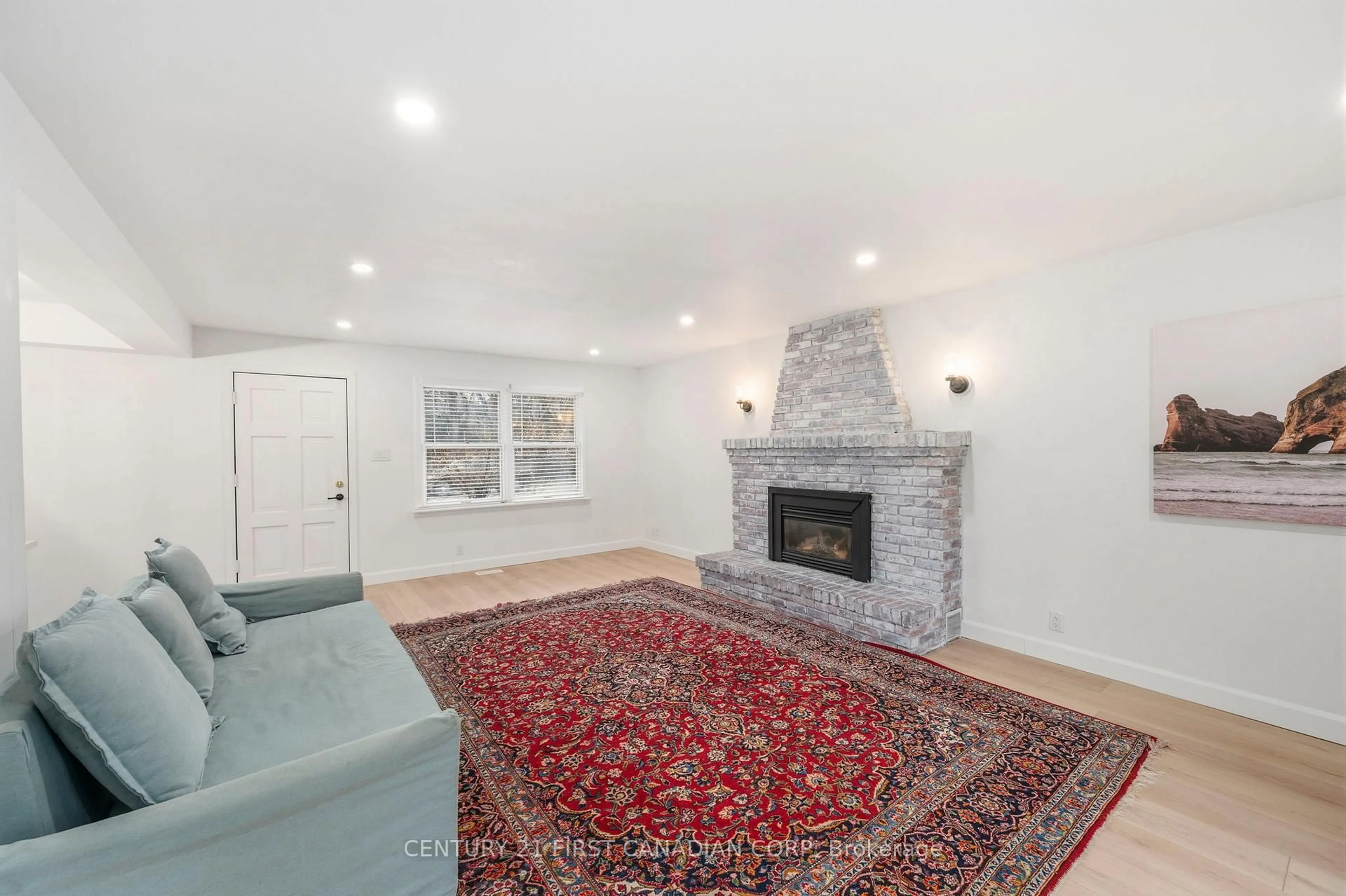 Living room with furniture, unknown for 1326 COMMISSIONERS Rd, London South Ontario N6K 1E1