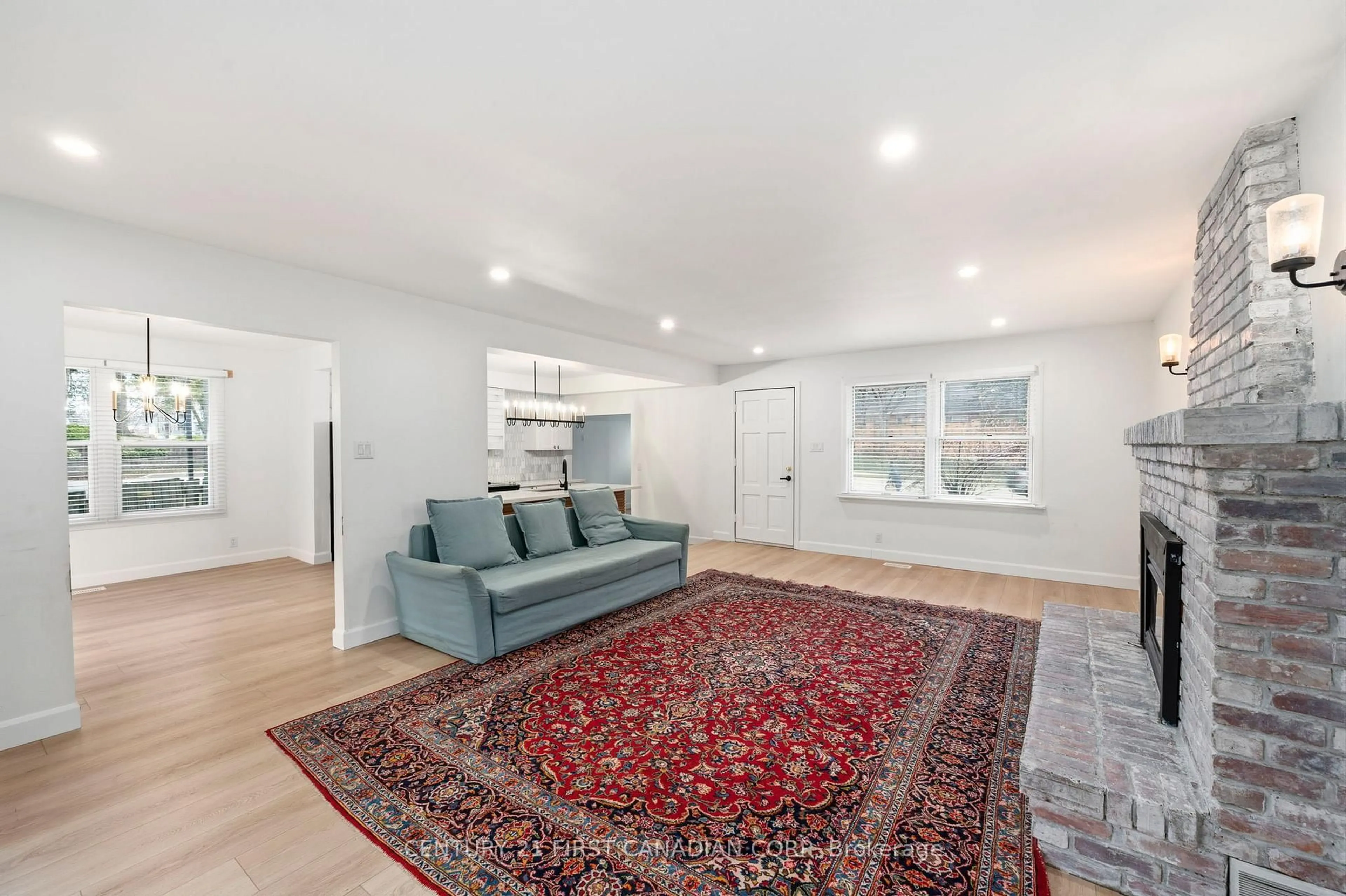 Living room with furniture, unknown for 1326 COMMISSIONERS Rd, London South Ontario N6K 1E1