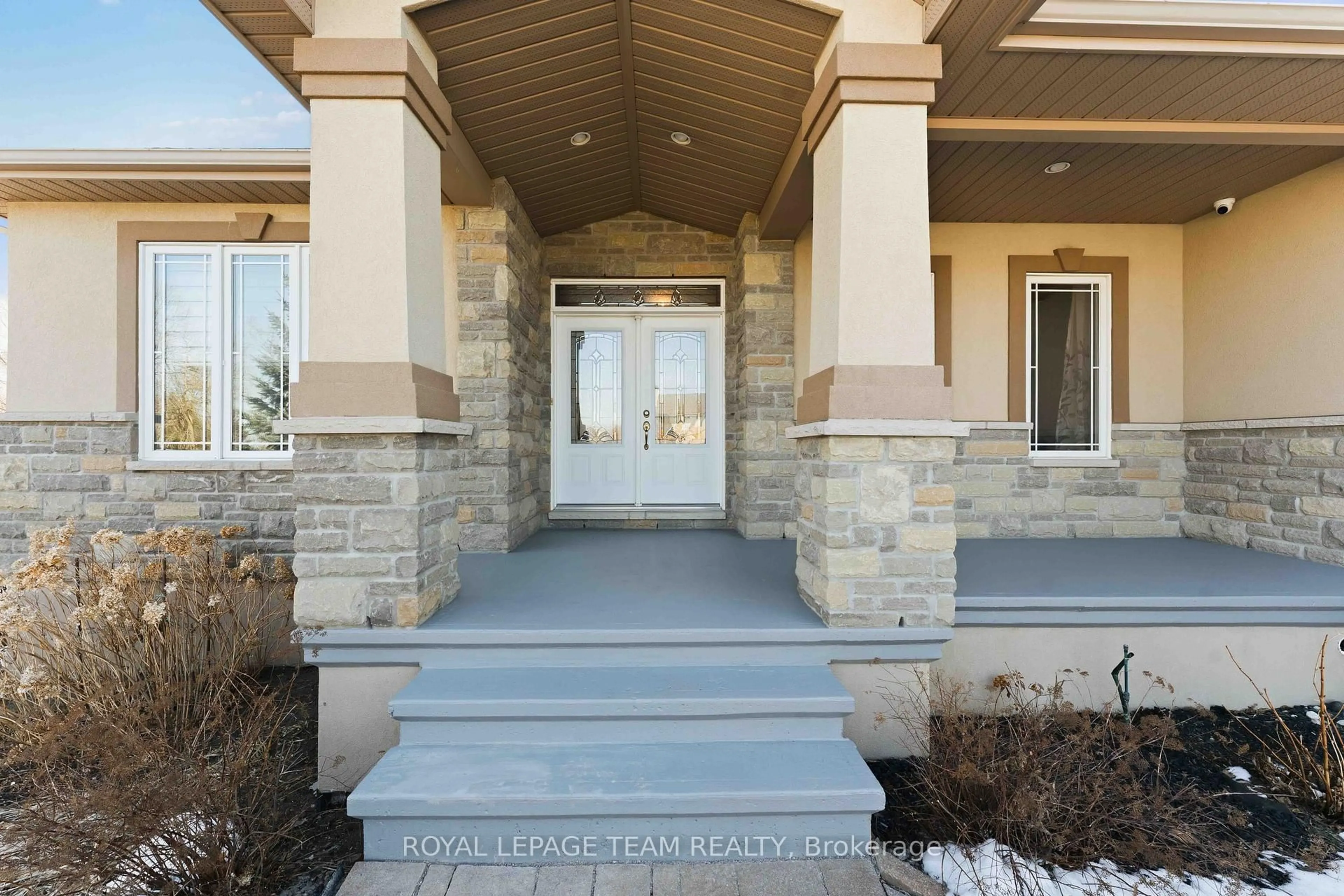 Indoor entryway for 6868 Sparkling Lake Way, Greely Ontario K4P 1R7