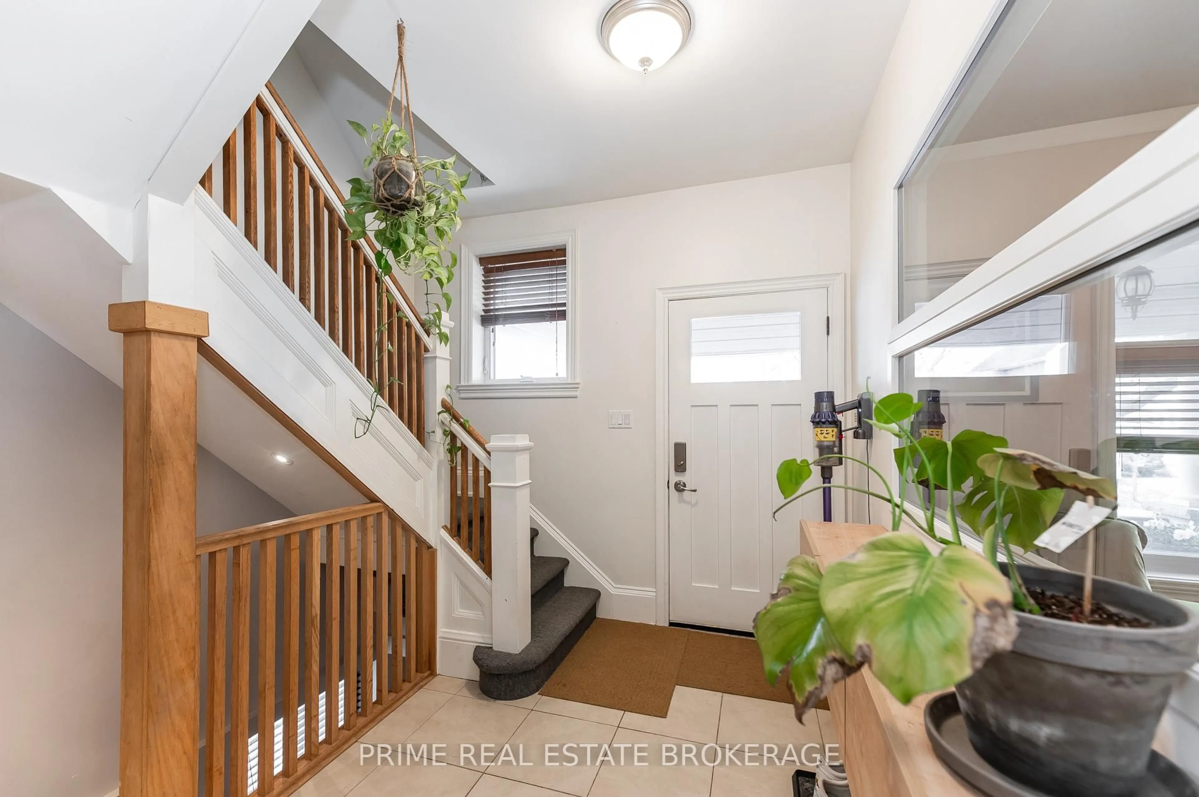 Indoor entryway for 5 Hughes St, St. Thomas Ontario N5P 2Y7