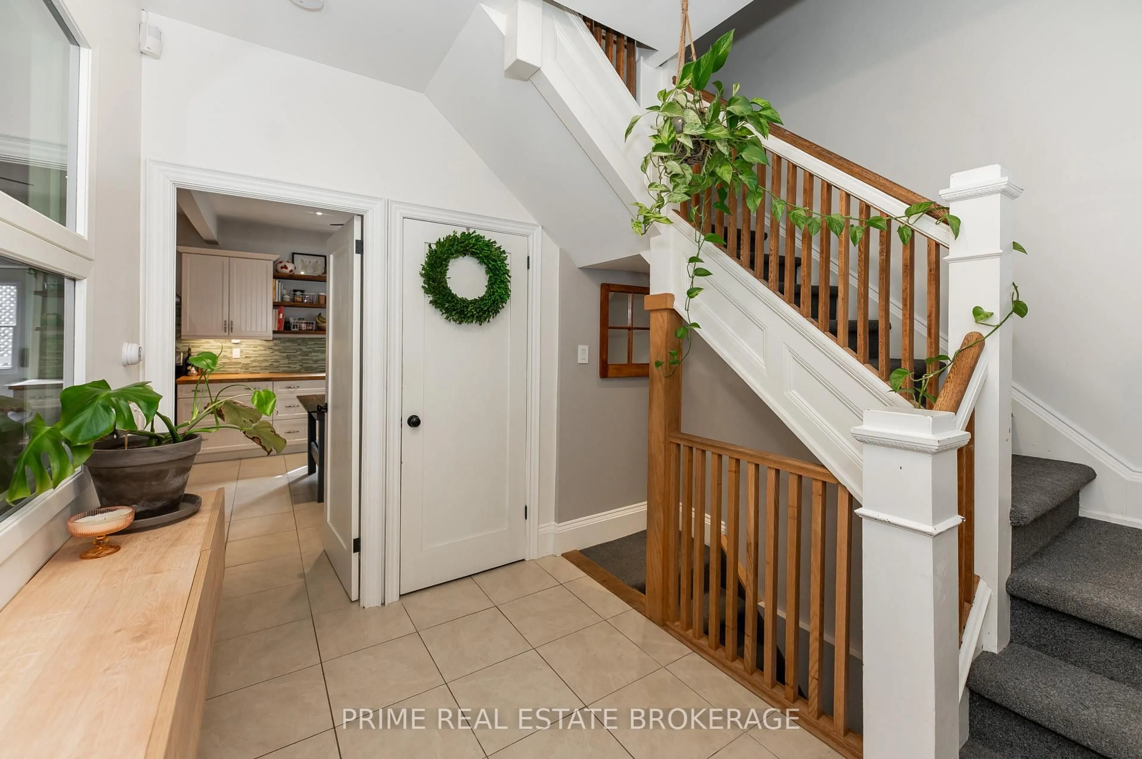 Indoor entryway for 5 Hughes St, St. Thomas Ontario N5P 2Y7