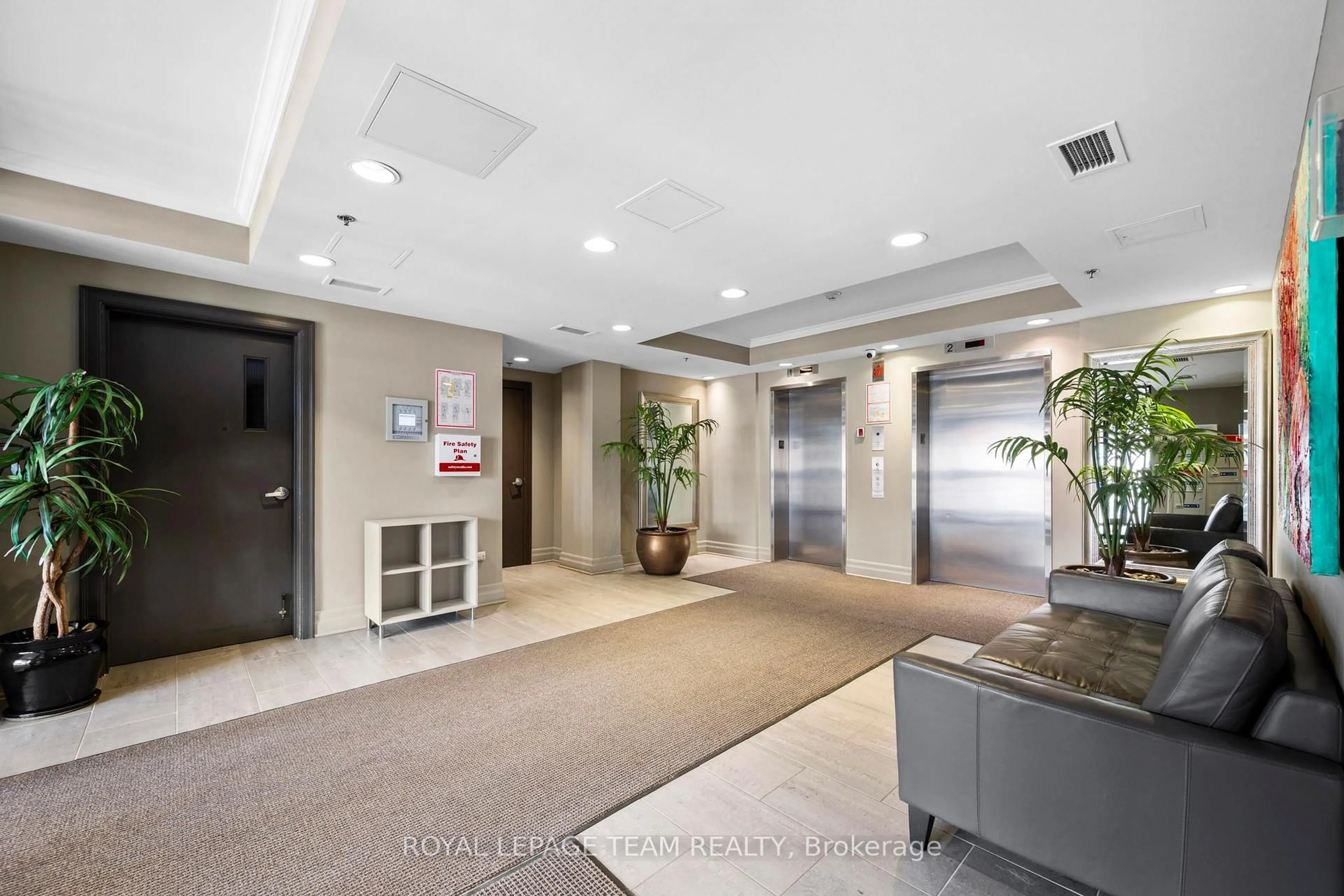 Indoor foyer for 260 Besserer St #202, Ottawa Ontario K1N 1J3