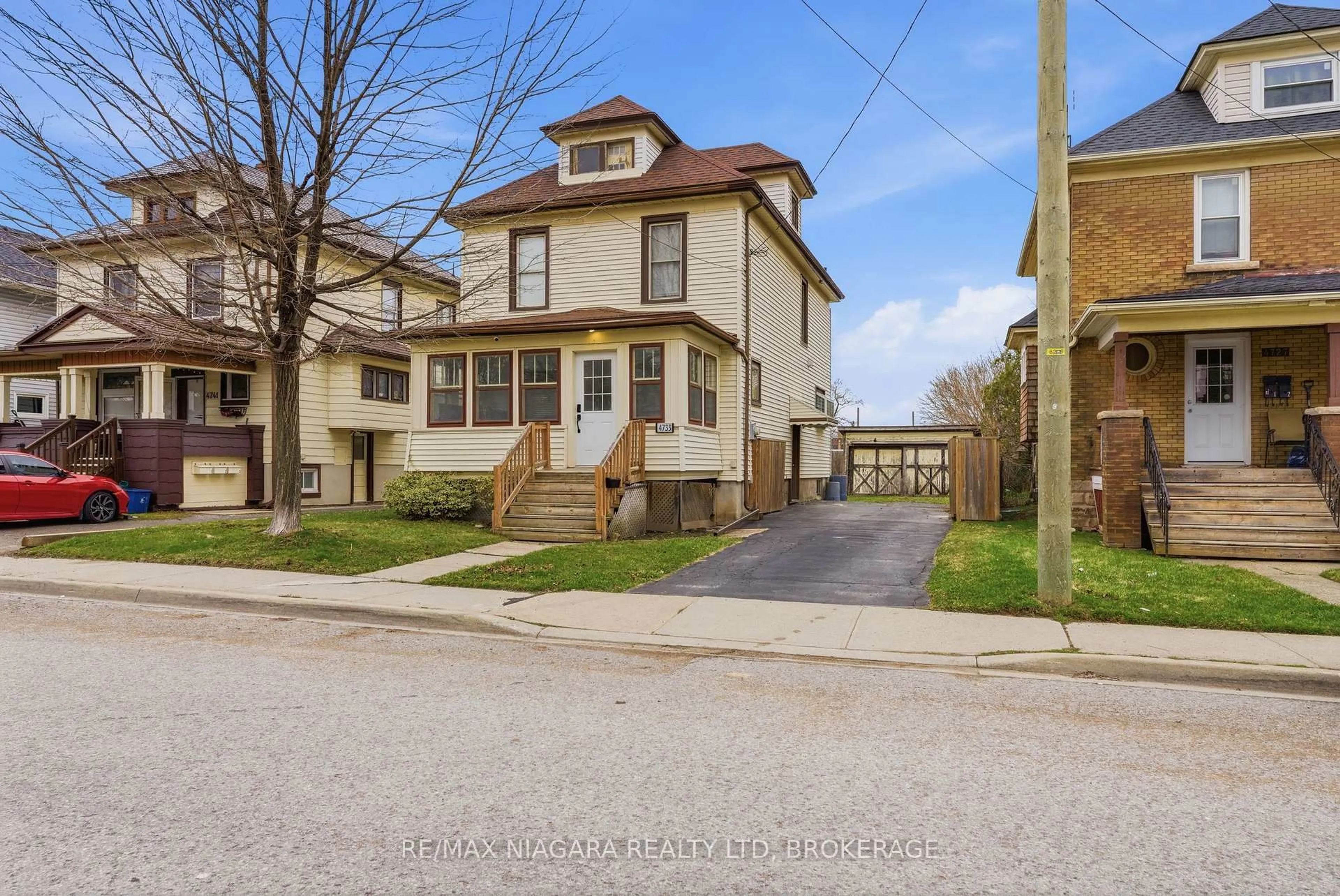A pic from outside/outdoor area/front of a property/back of a property/a pic from drone, street for 4733 Jepson St, Niagara Falls Ontario L2E 1J7