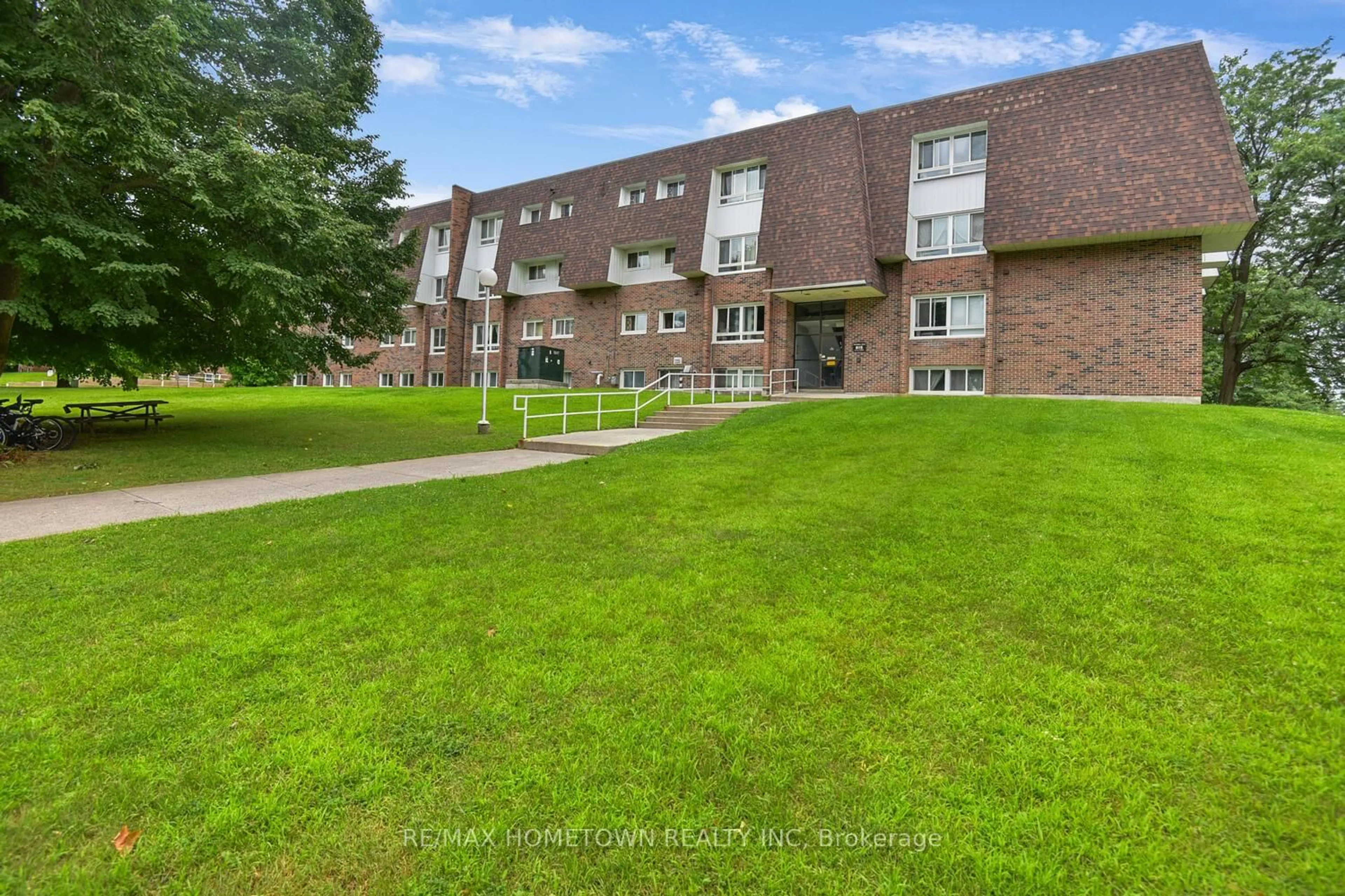 Patio, building for 815 Kyle Crt #310, Brockville Ontario K6V 6J7