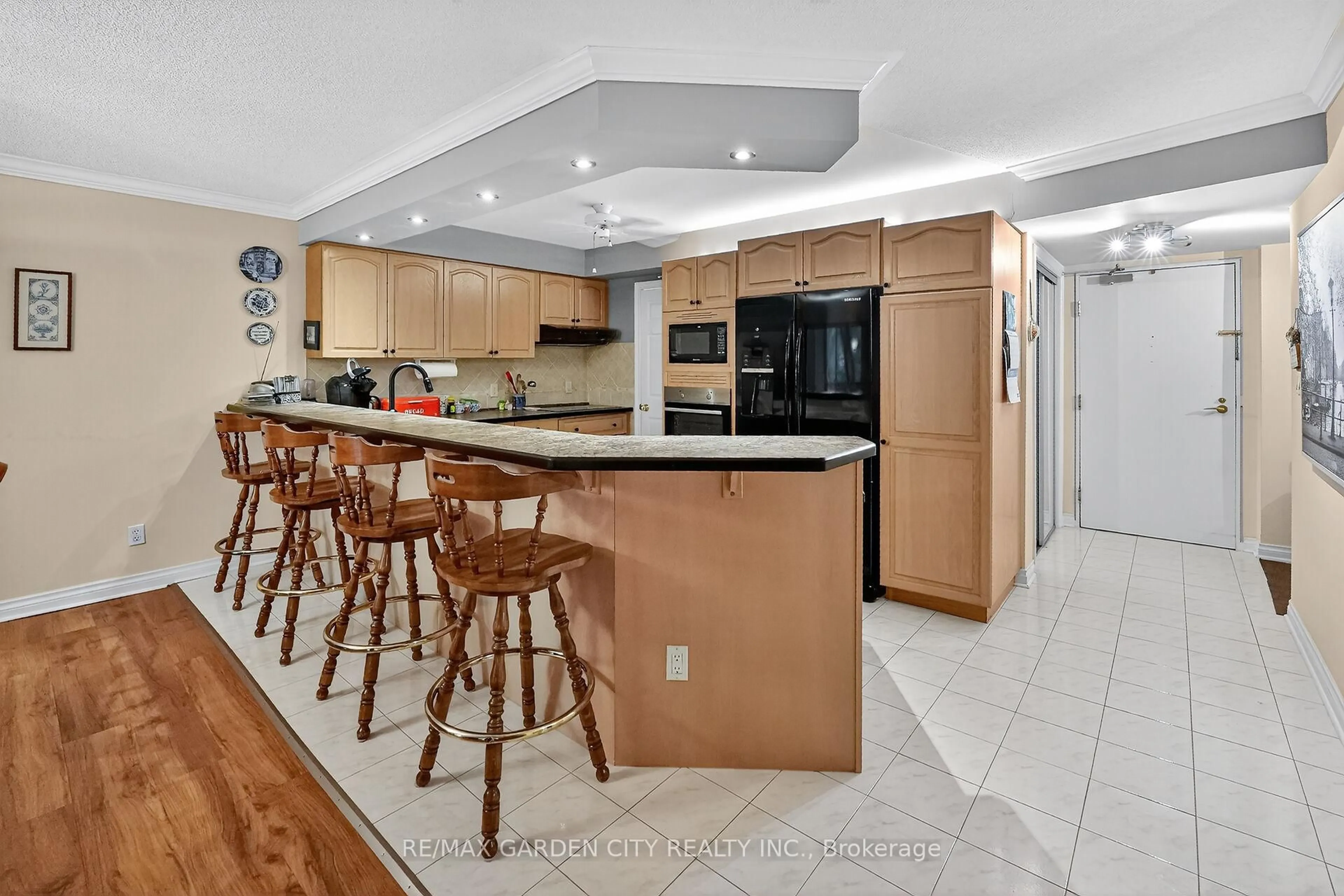 Open concept kitchen, ceramic/tile floor for 70 Main St #201, St. Catharines Ontario L2N 4T9