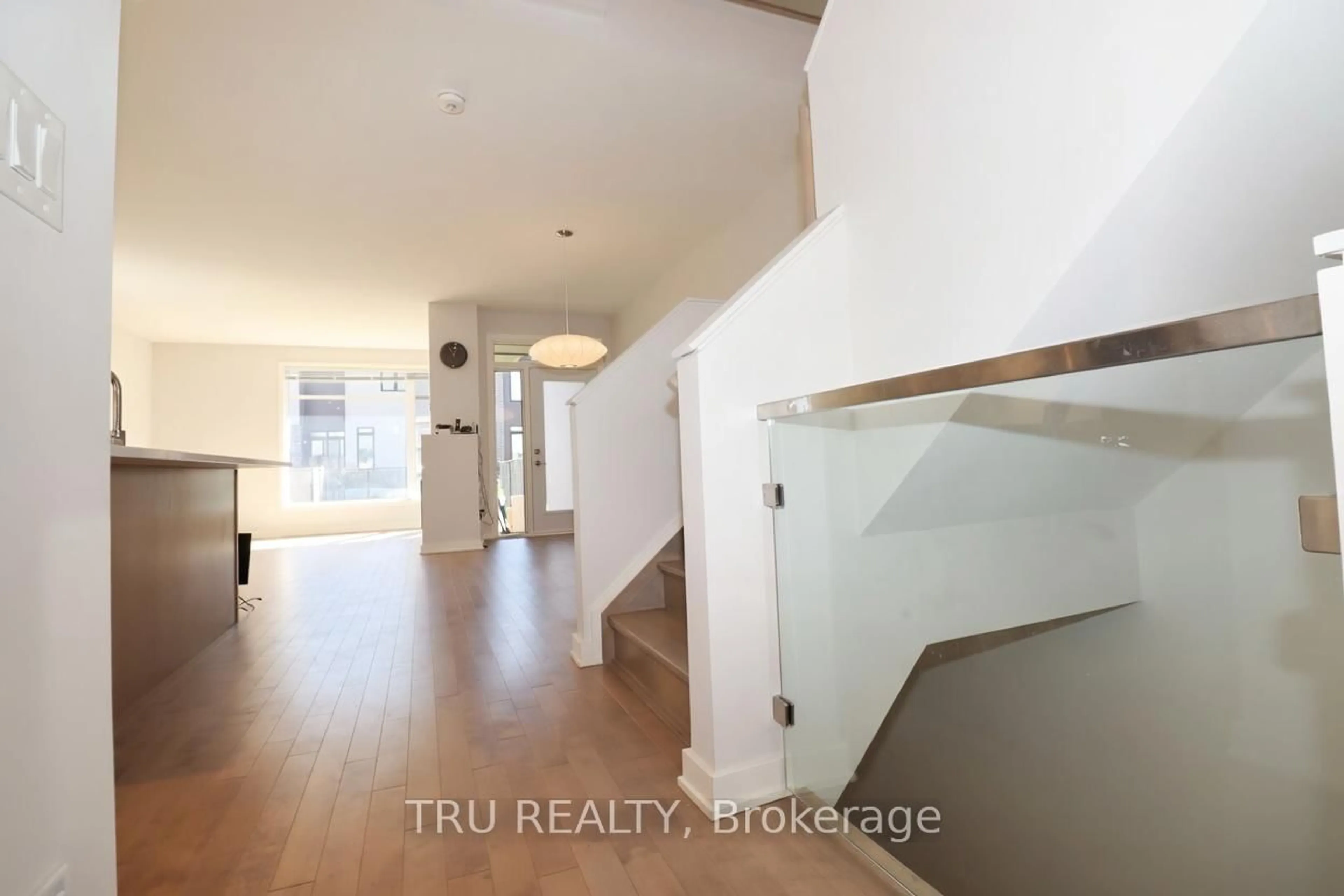 Indoor entryway for 866 Quartet Ave, Ottawa Ontario K1X 0C6