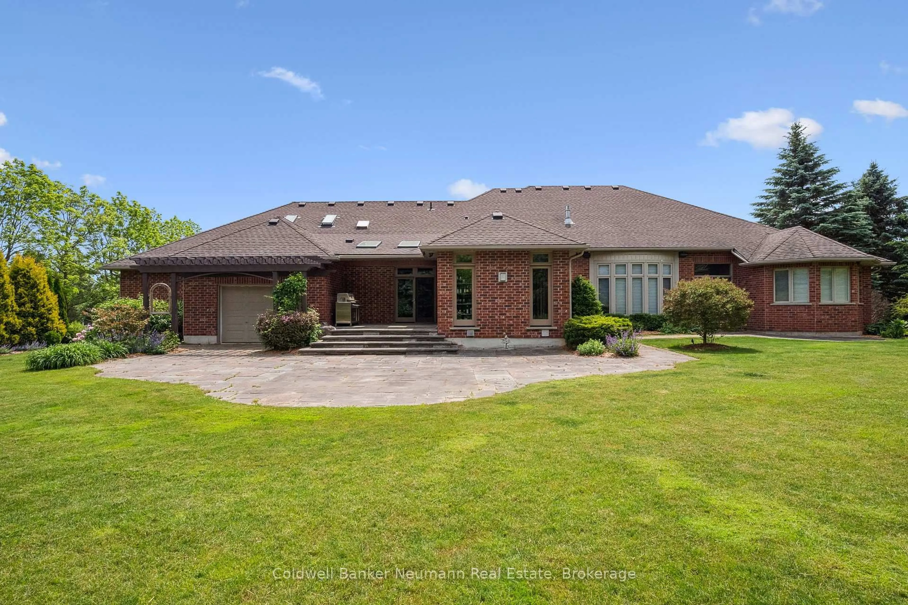 A pic from outside/outdoor area/front of a property/back of a property/a pic from drone, unknown for 10 Deer View Rdge, Puslinch Ontario N1H 6H9