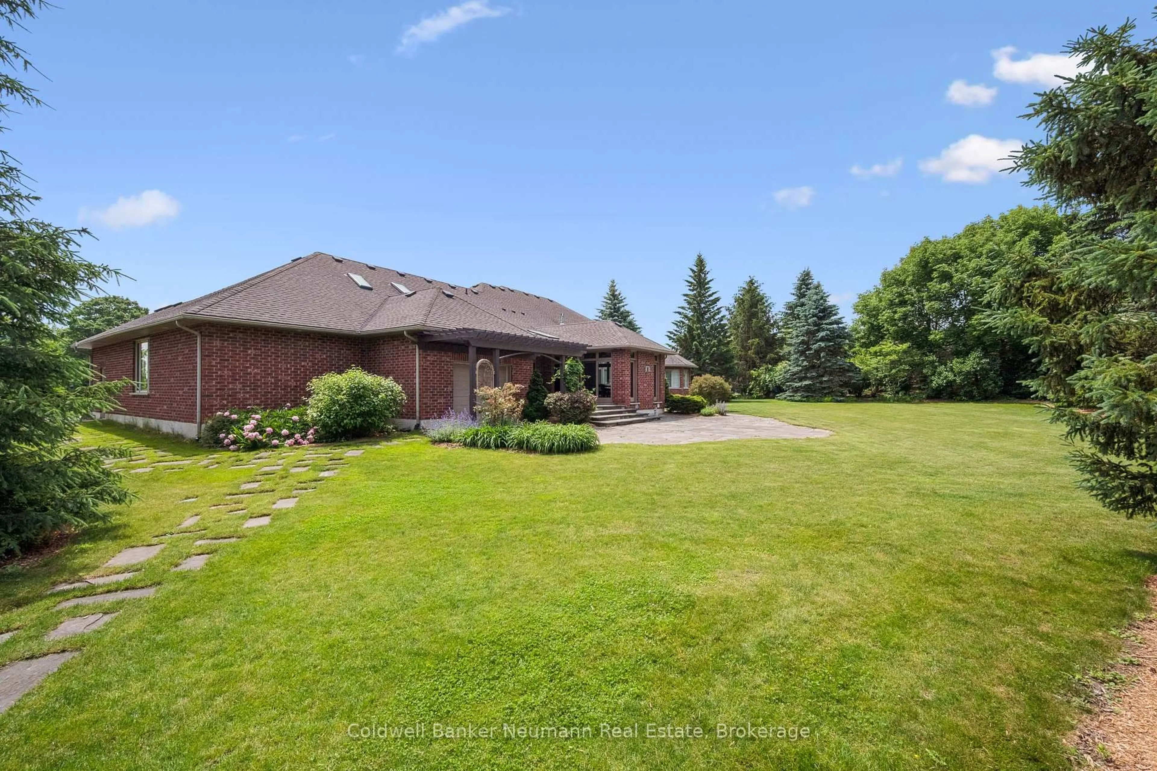 A pic from outside/outdoor area/front of a property/back of a property/a pic from drone, unknown for 10 Deer View Rdge, Puslinch Ontario N1H 6H9