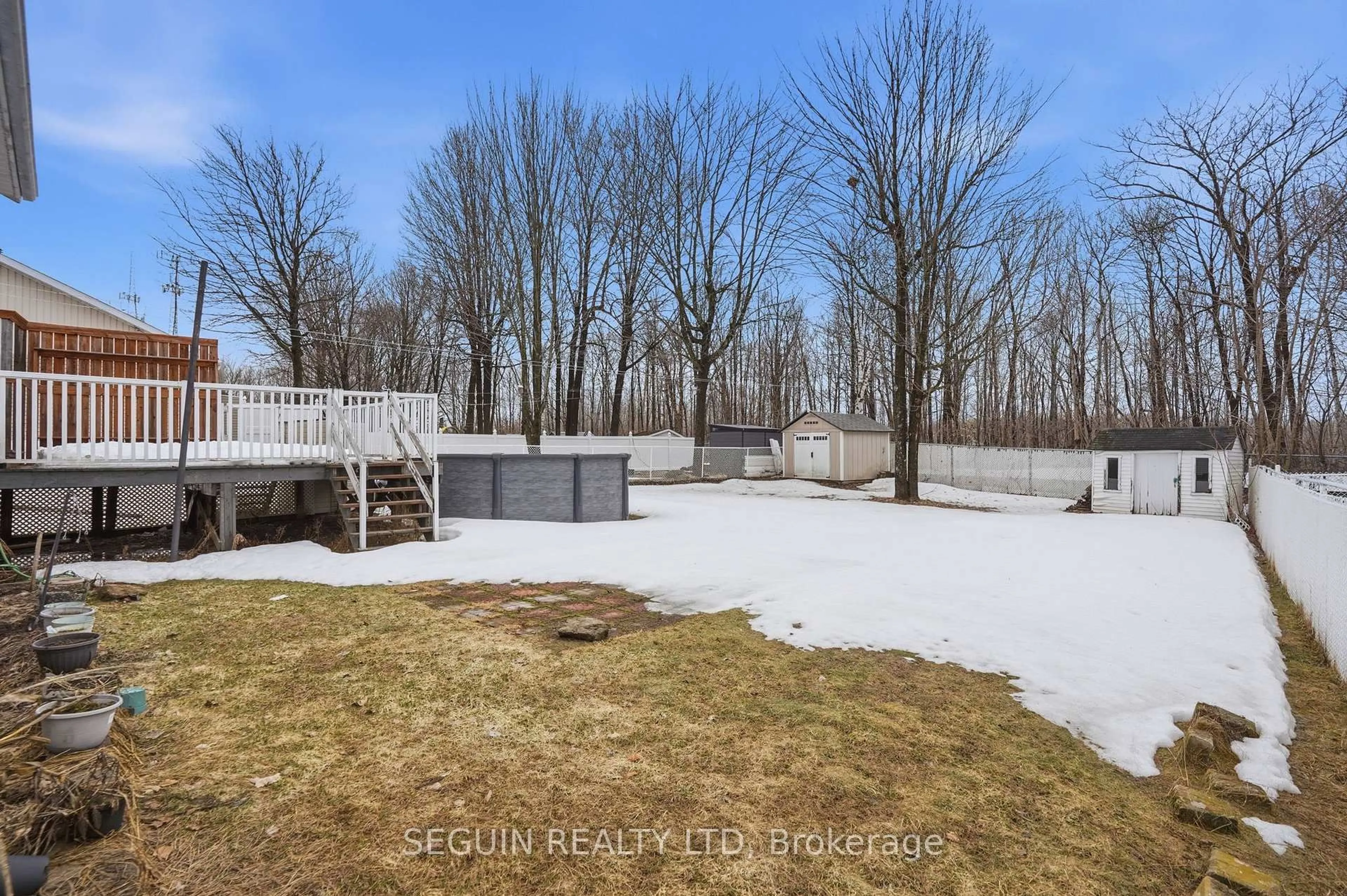A pic from outside/outdoor area/front of a property/back of a property/a pic from drone, water/lake/river/ocean view for 650 Berthiaume St, Hawkesbury Ontario K6A 3M1