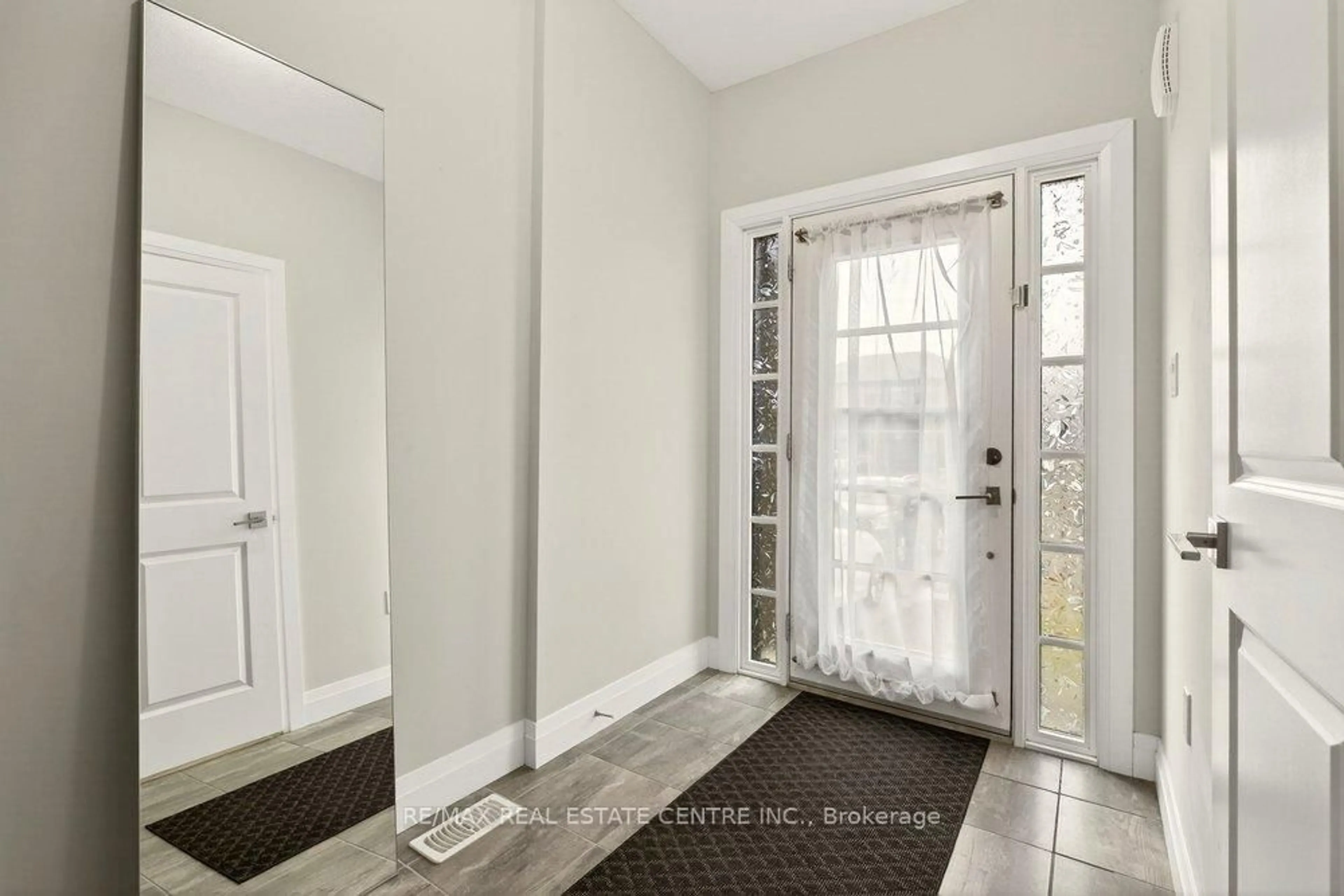 Indoor entryway for 538 Grey St, Brantford Ontario N3S 4X4