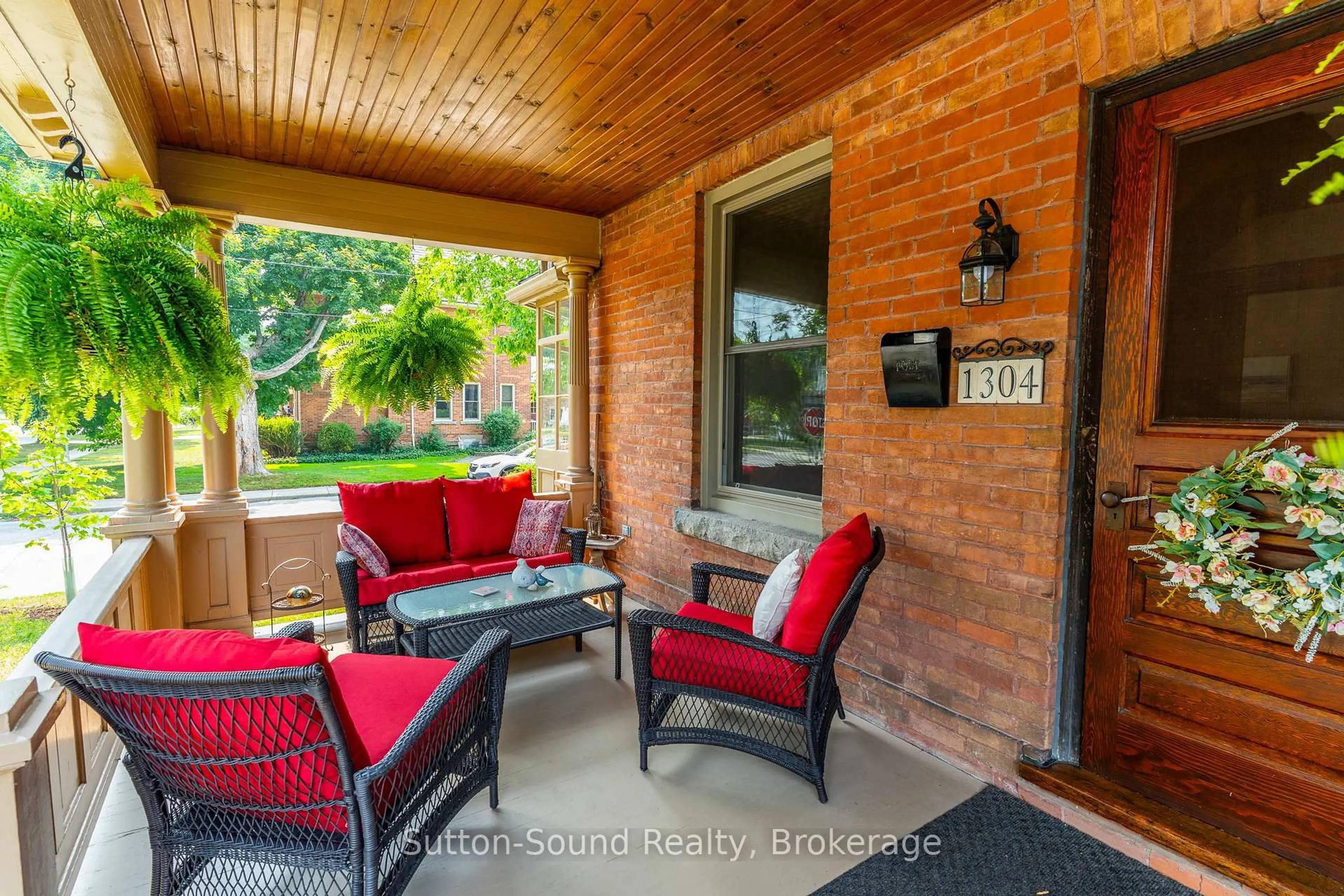 Patio, street for 1304 4th Ave, Owen Sound Ontario N4K 4W8