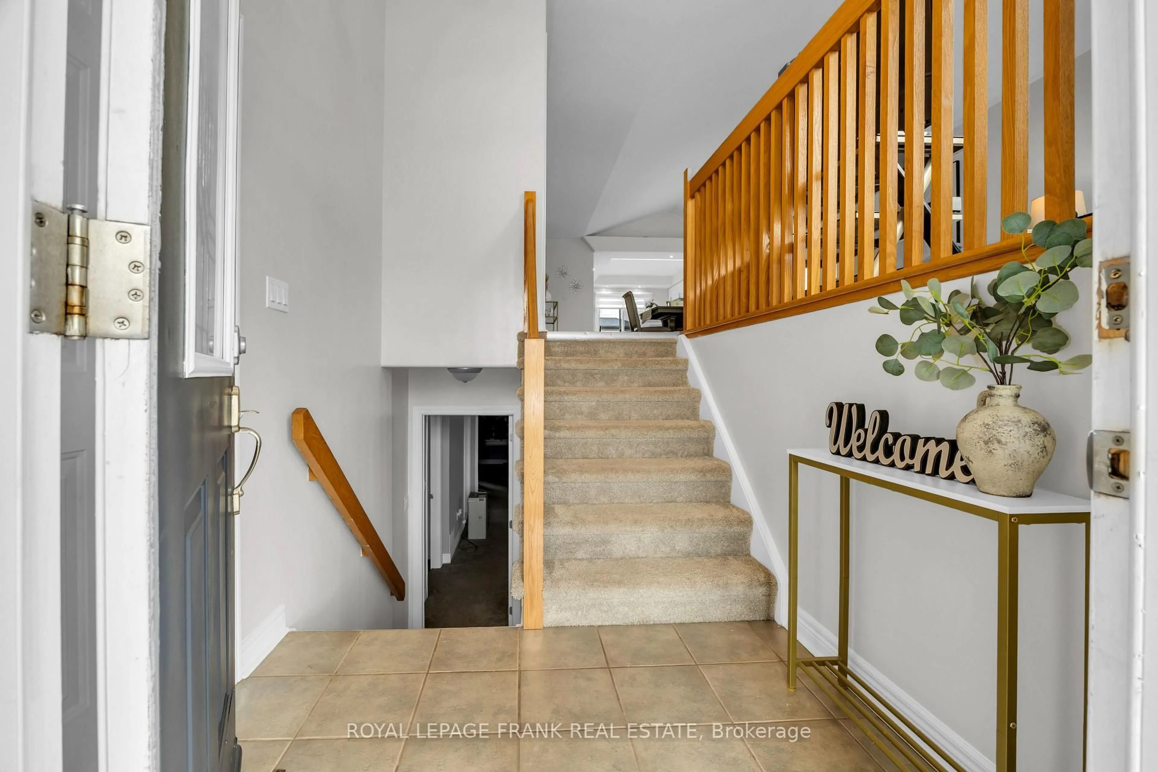 Indoor foyer for 375 St Lawrence Dr, Welland Ontario L3C 7H7