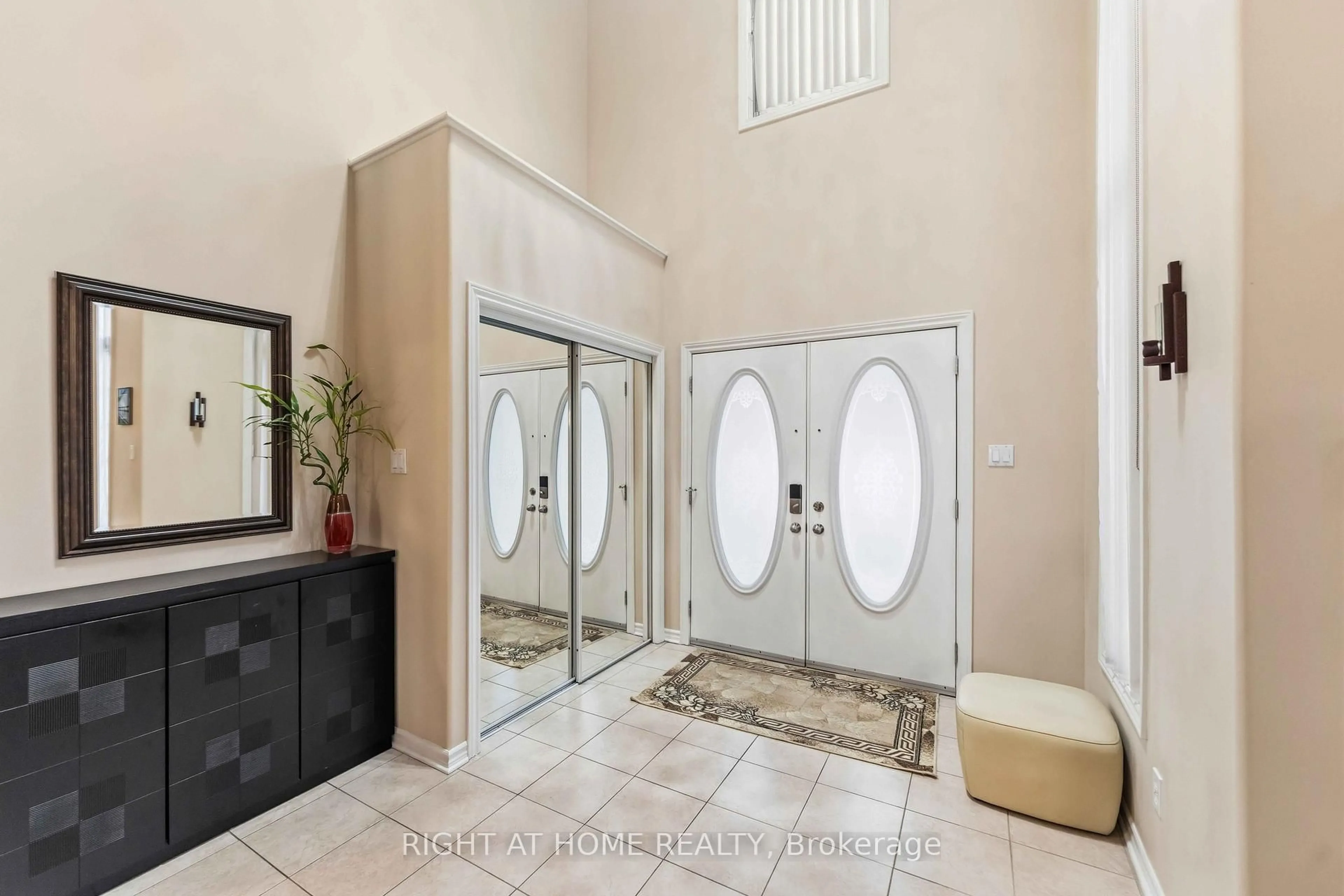 Indoor entryway for 38 Penrith St, Ottawa Ontario K2W 1E5