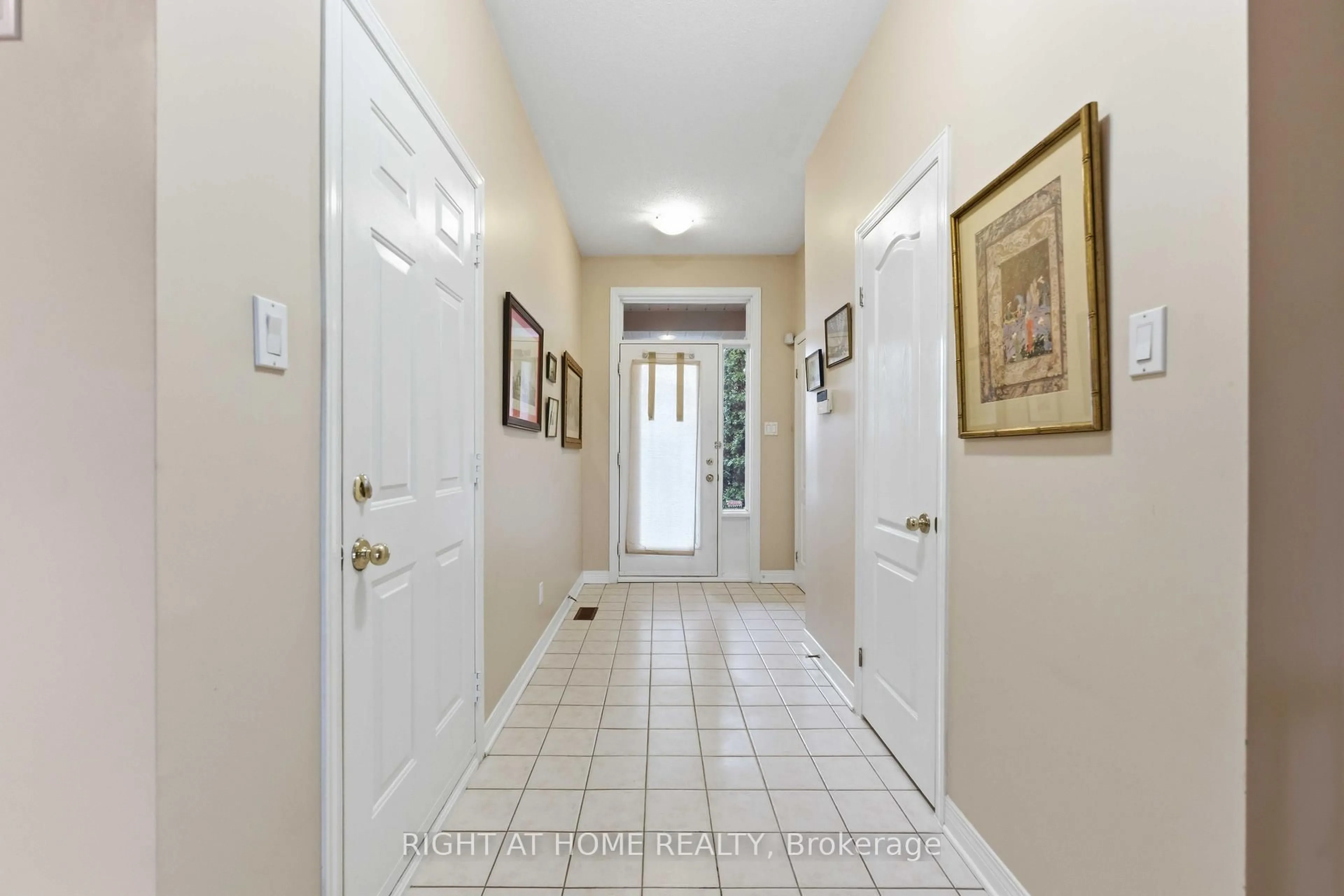 Indoor entryway for 220 Windhurst Dr, Ottawa Ontario K2G 6H9