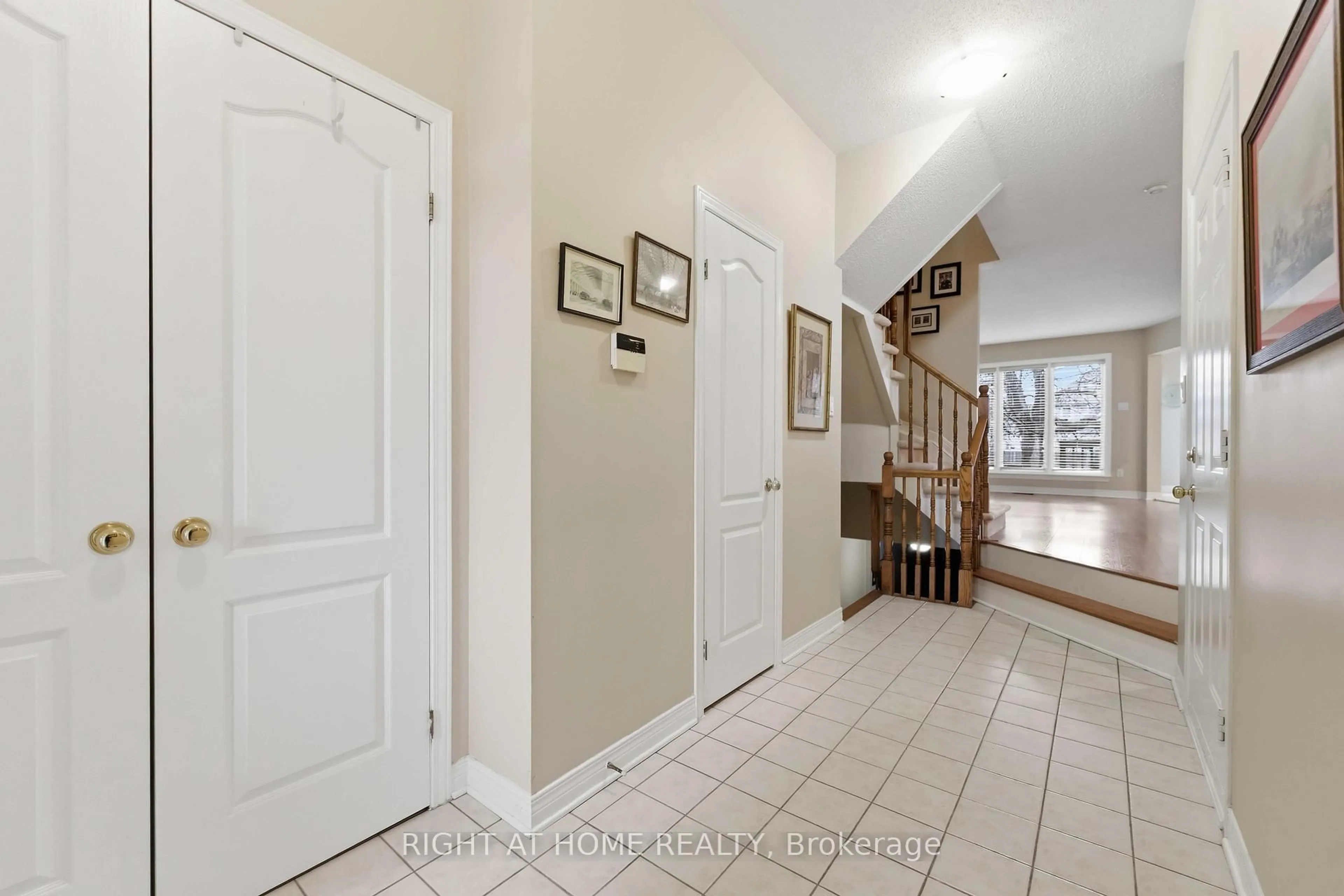 Indoor entryway for 220 Windhurst Dr, Ottawa Ontario K2G 6H9