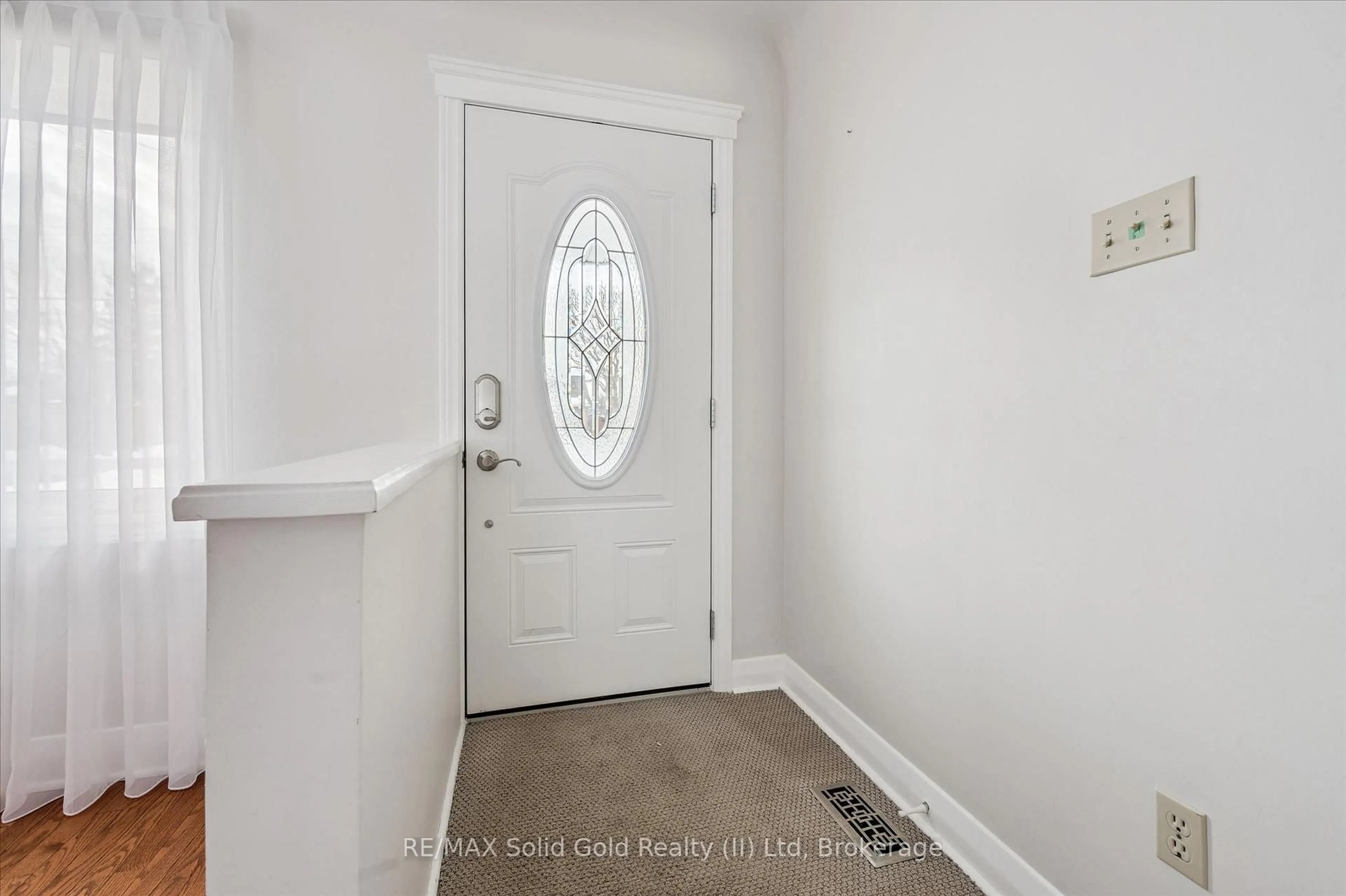 Indoor entryway for 390 Dumfries Ave, Waterloo Ontario N2H 2G1