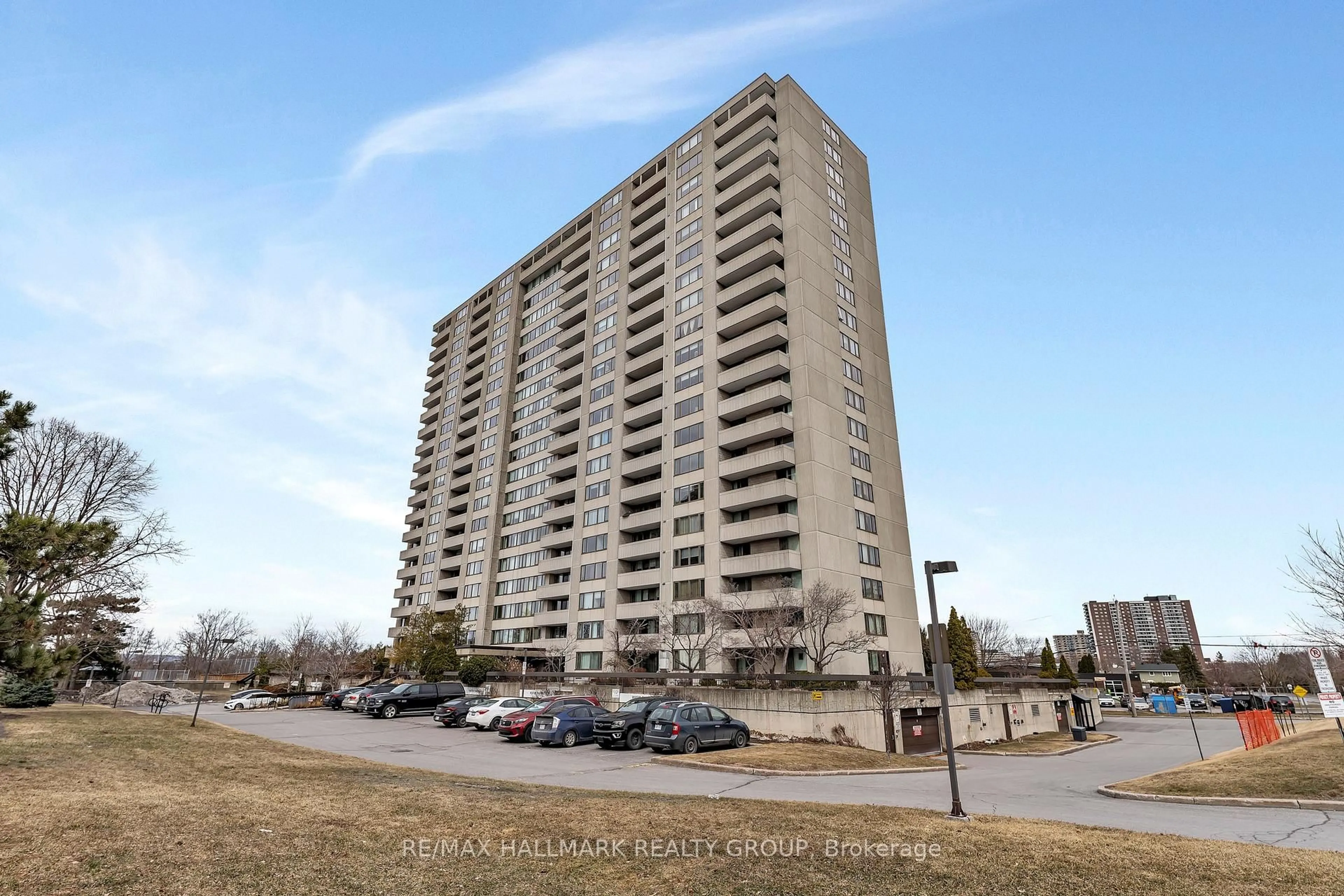 A pic from outside/outdoor area/front of a property/back of a property/a pic from drone, building for 2625 Regina St #1706, Ottawa Ontario K2B 5W8