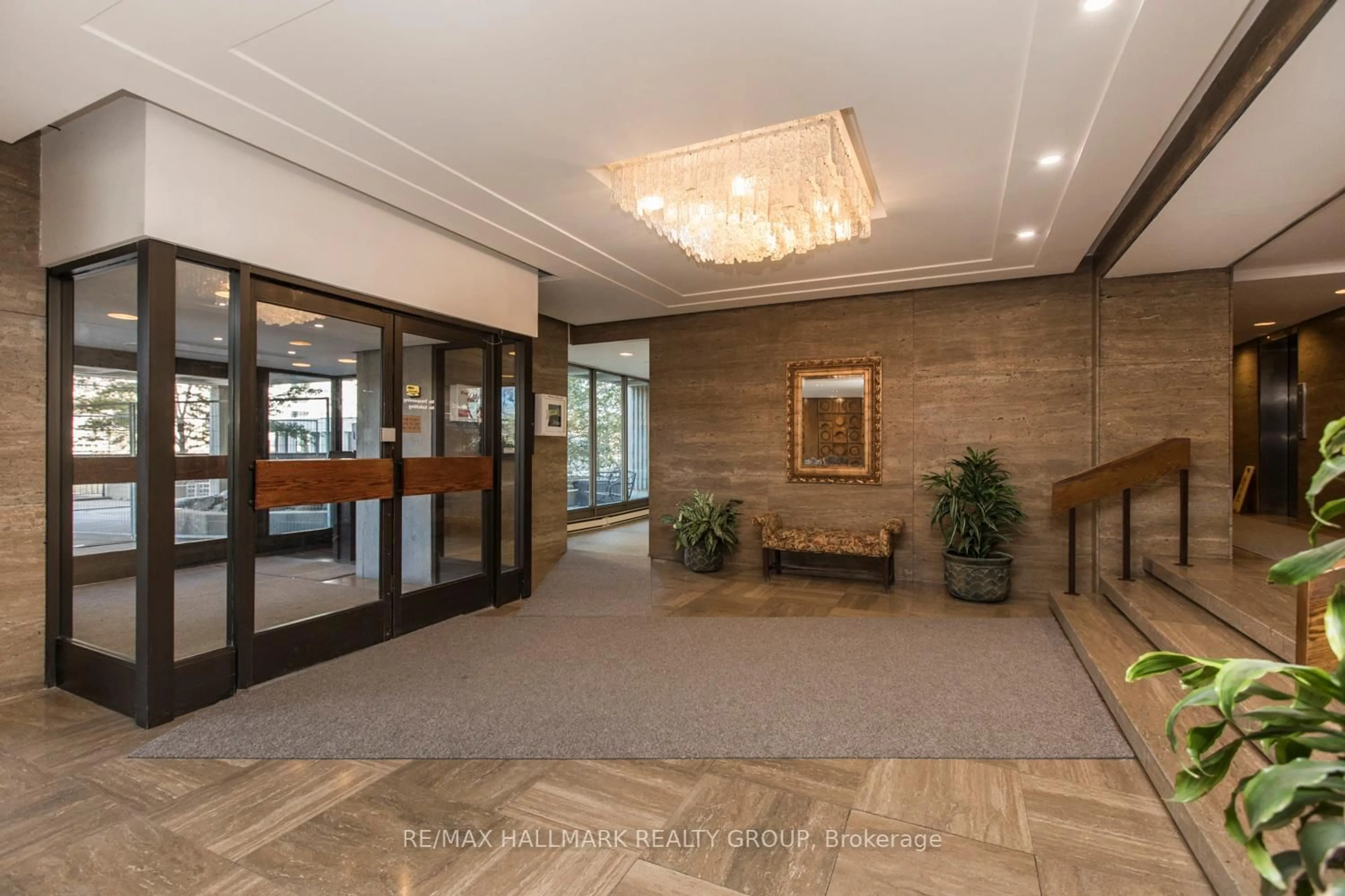 Indoor foyer for 2625 Regina St #1706, Ottawa Ontario K2B 5W8
