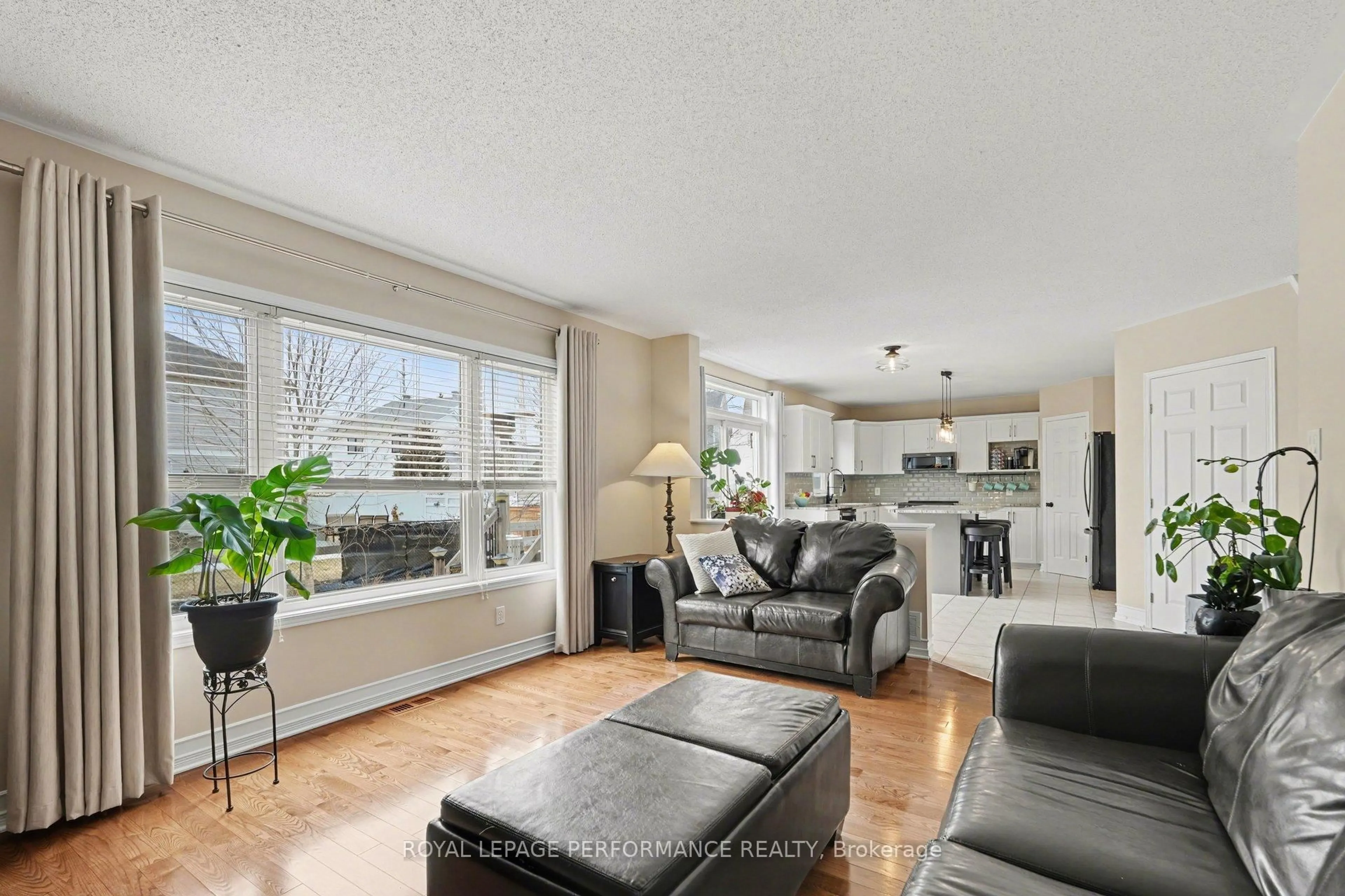 Living room with furniture, unknown for 992 Ballantyne Dr, Ottawa Ontario K4A 4H4