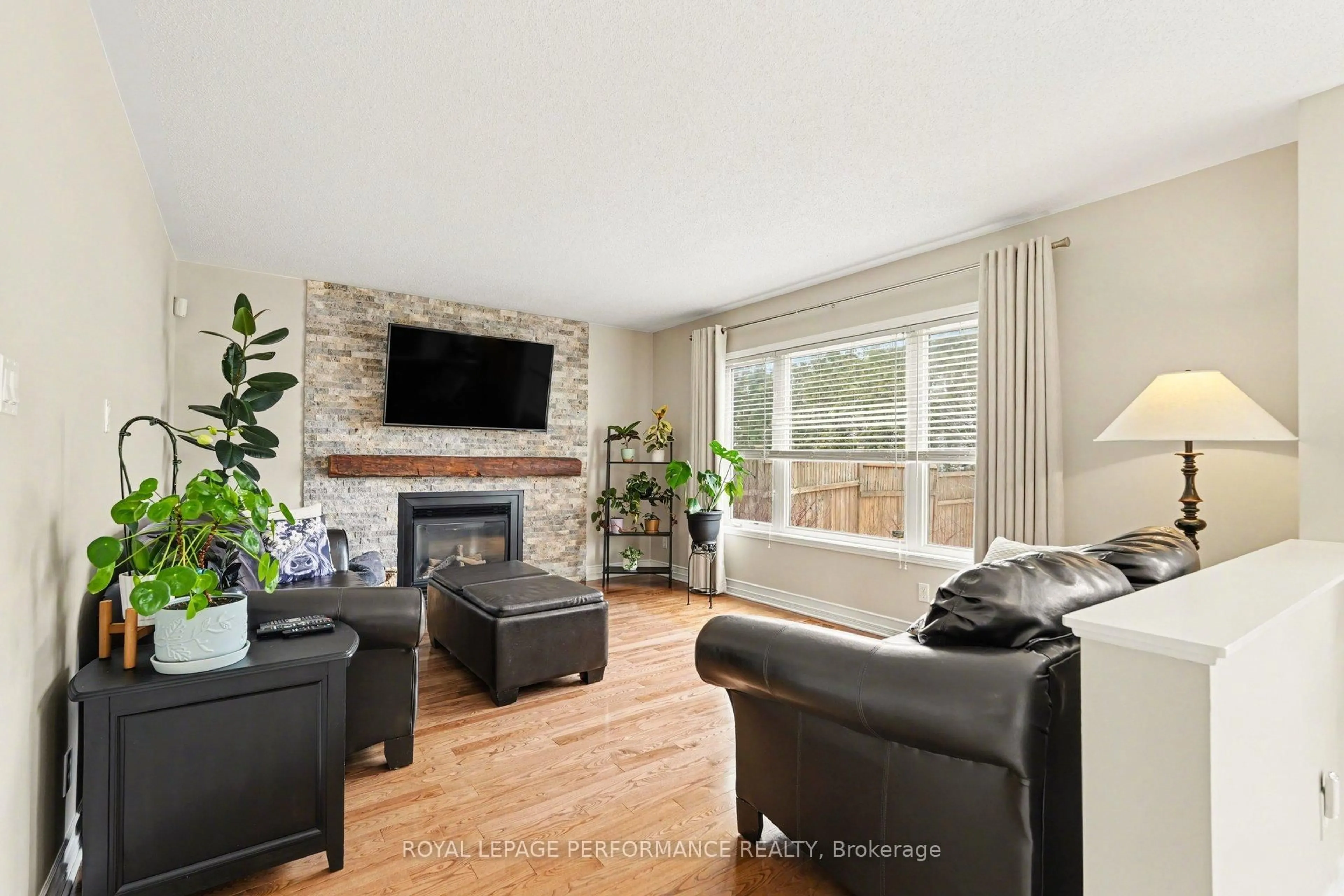 Living room with furniture, wood/laminate floor for 992 Ballantyne Dr, Ottawa Ontario K4A 4H4