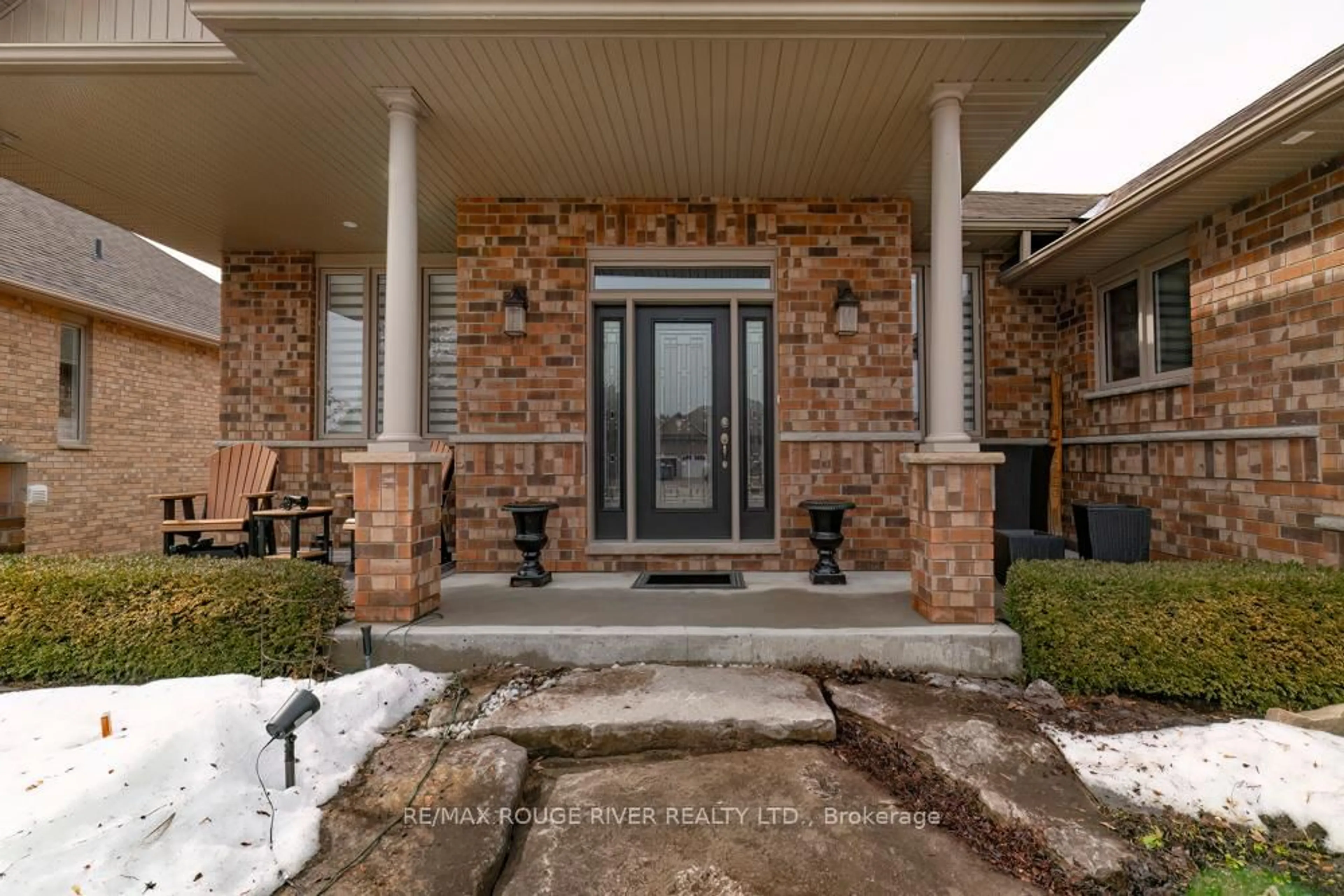 Indoor entryway for 27 South Harbour Dr, Kawartha Lakes Ontario K0M 1A0