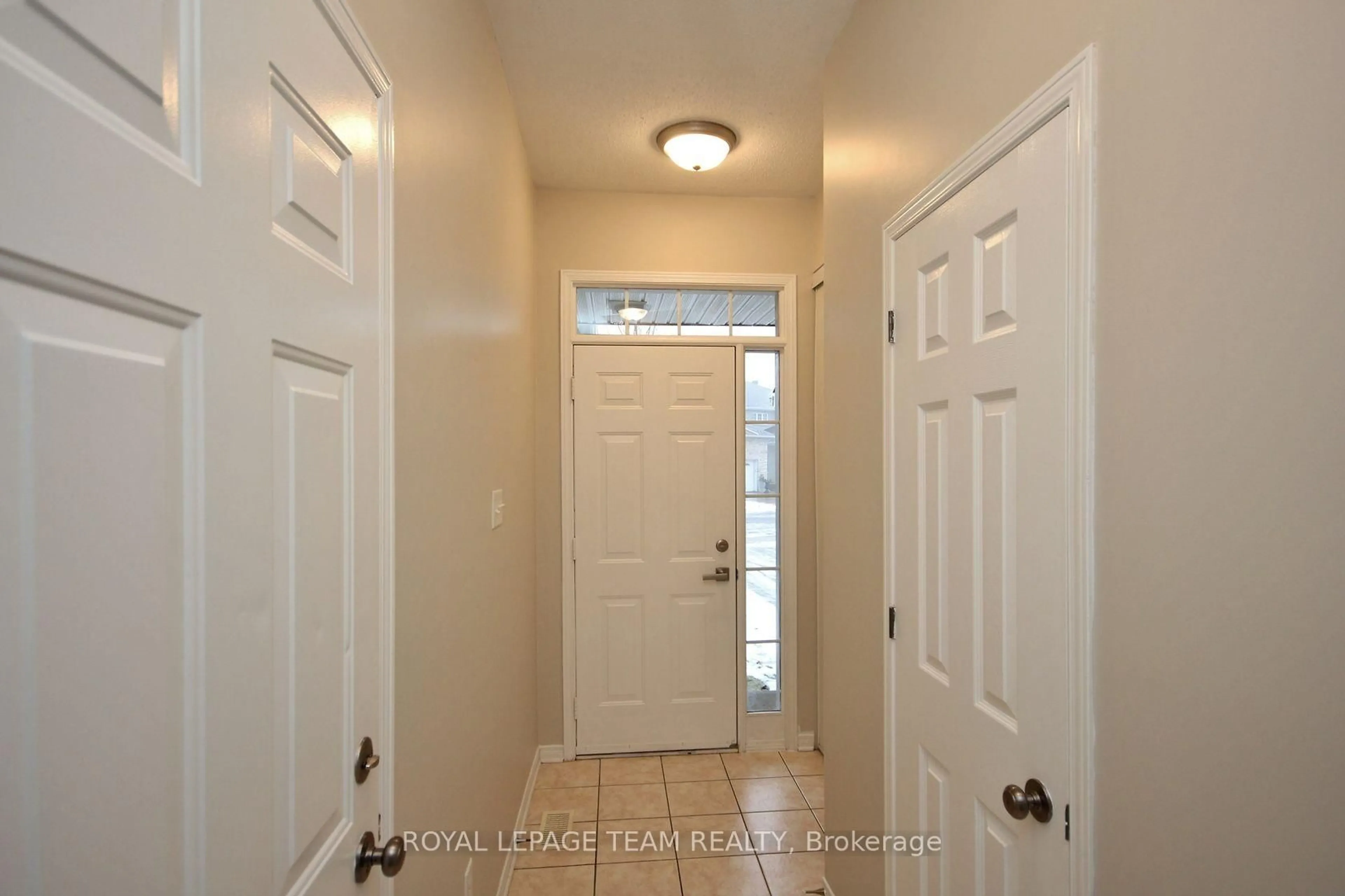 Indoor entryway for 139 Oakfield Cres, Ottawa Ontario K2J 5H8