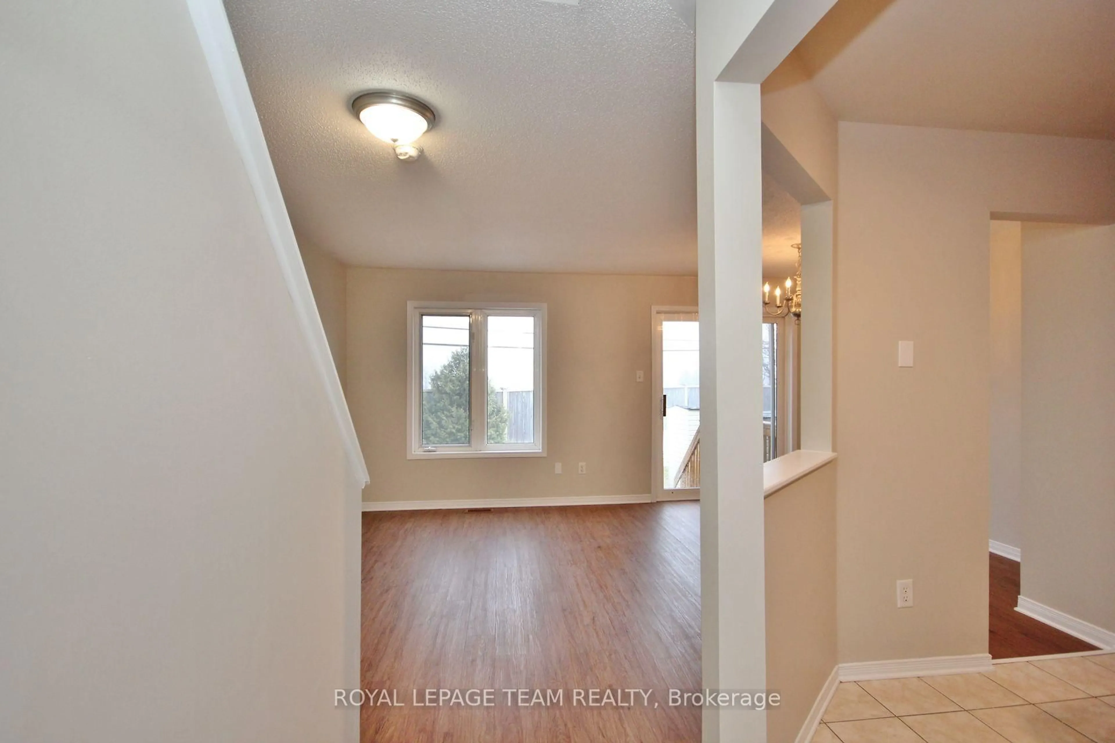 Indoor entryway for 139 Oakfield Cres, Ottawa Ontario K2J 5H8