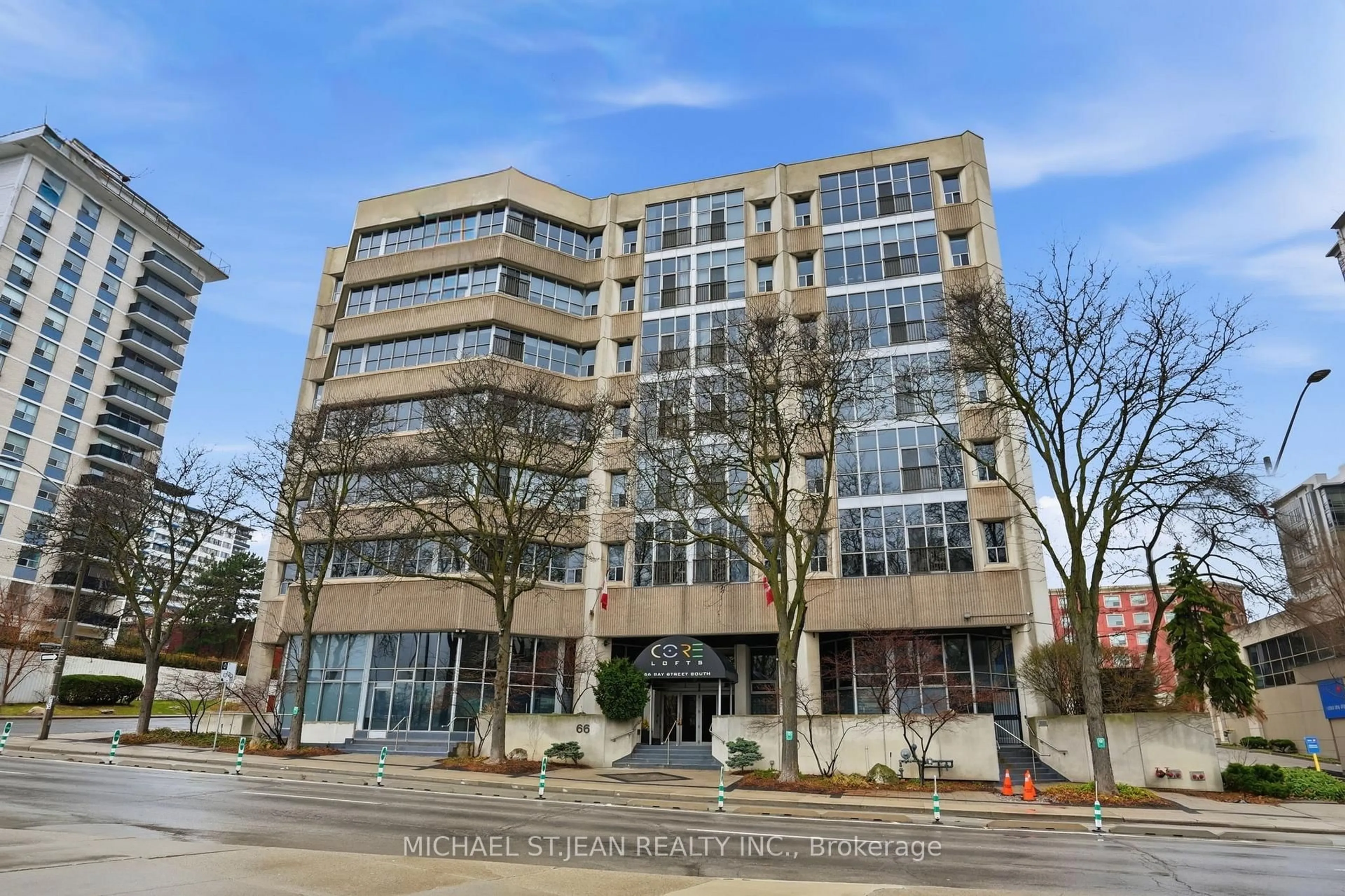 Indoor foyer for 66 Bay St #511, Hamilton Ontario L8P 4Z6