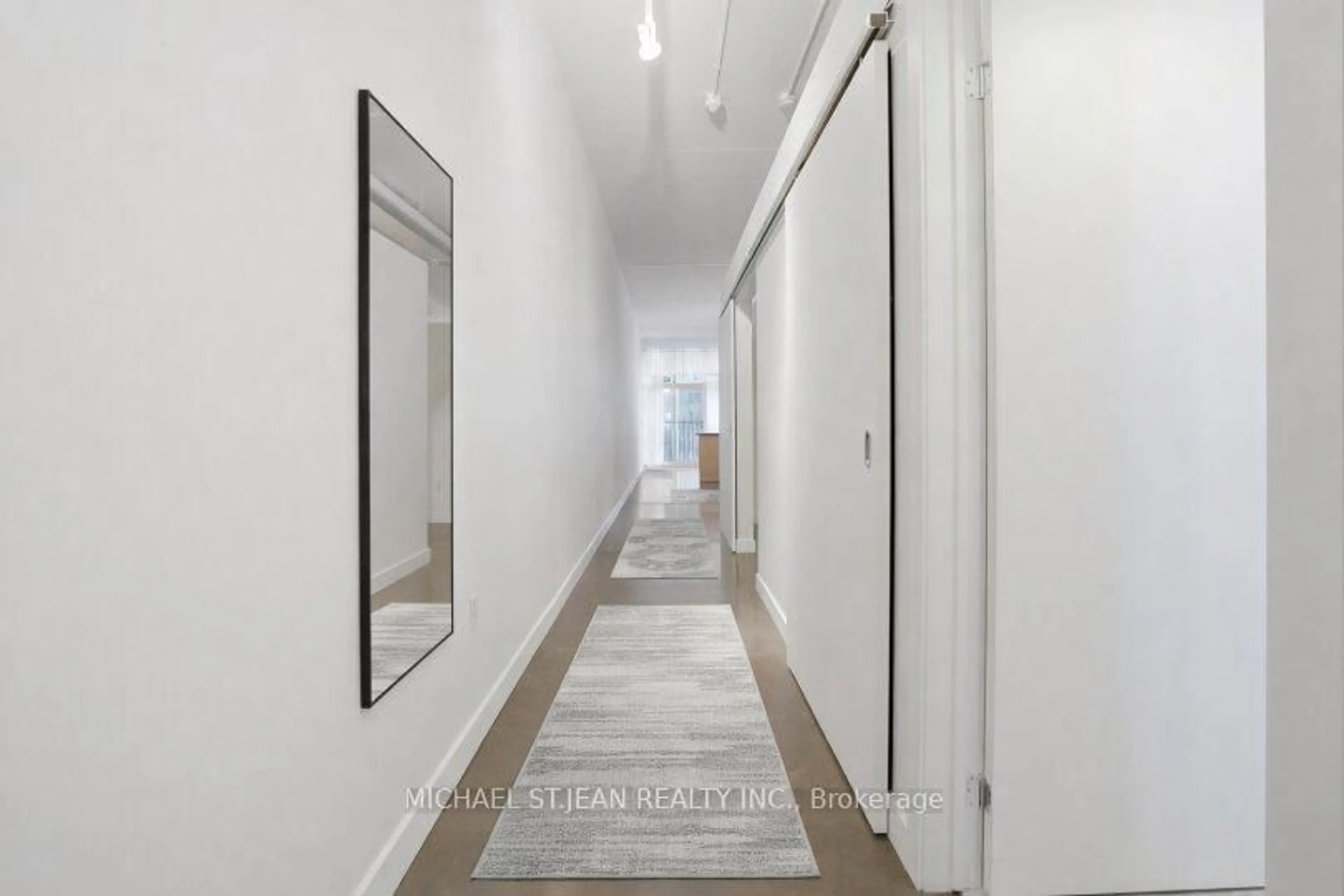 Indoor foyer for 66 Bay St #511, Hamilton Ontario L8P 4Z6