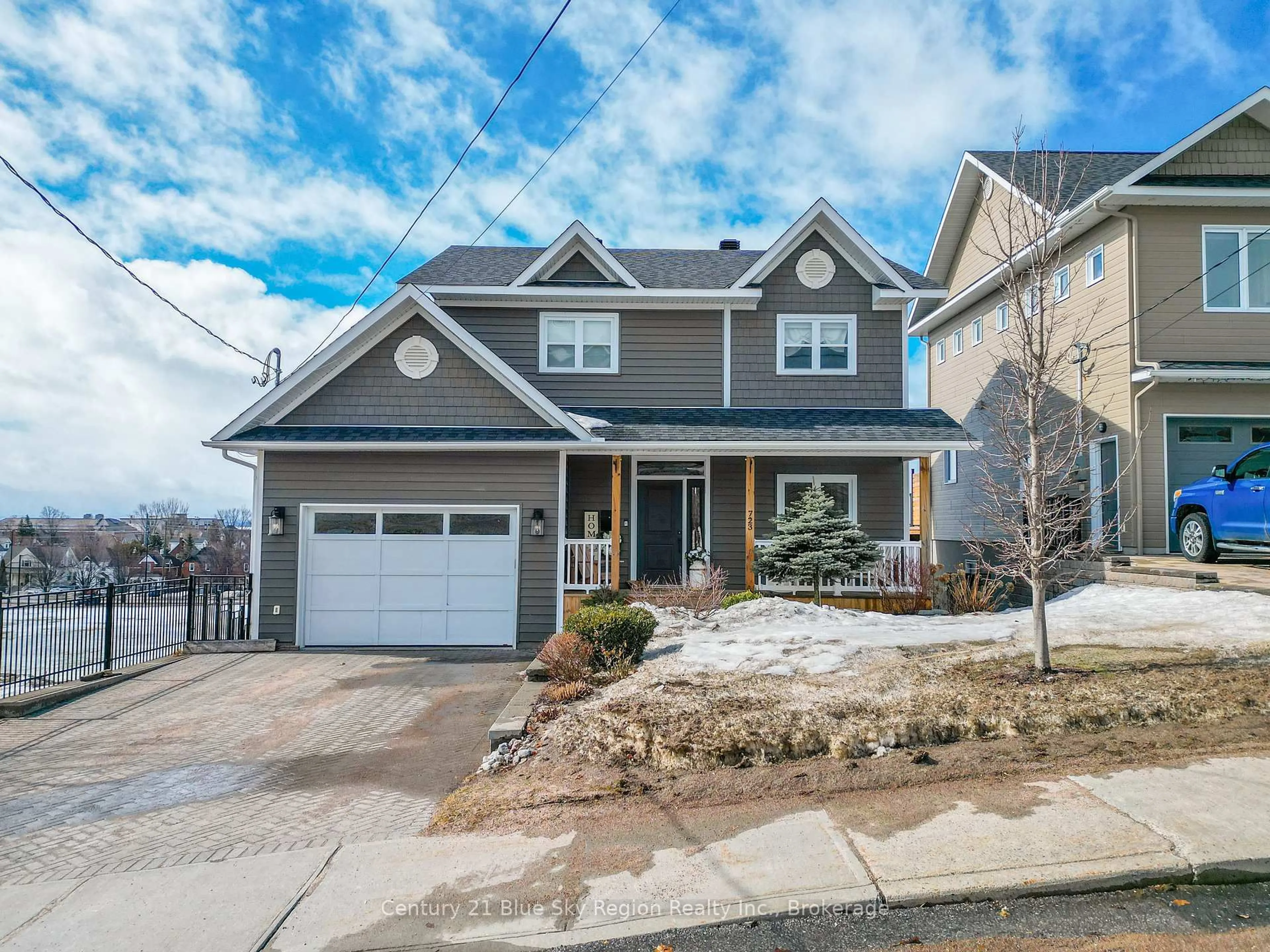 Home with vinyl exterior material, street for 723 Mclaren St, North Bay Ontario P1B 3M1