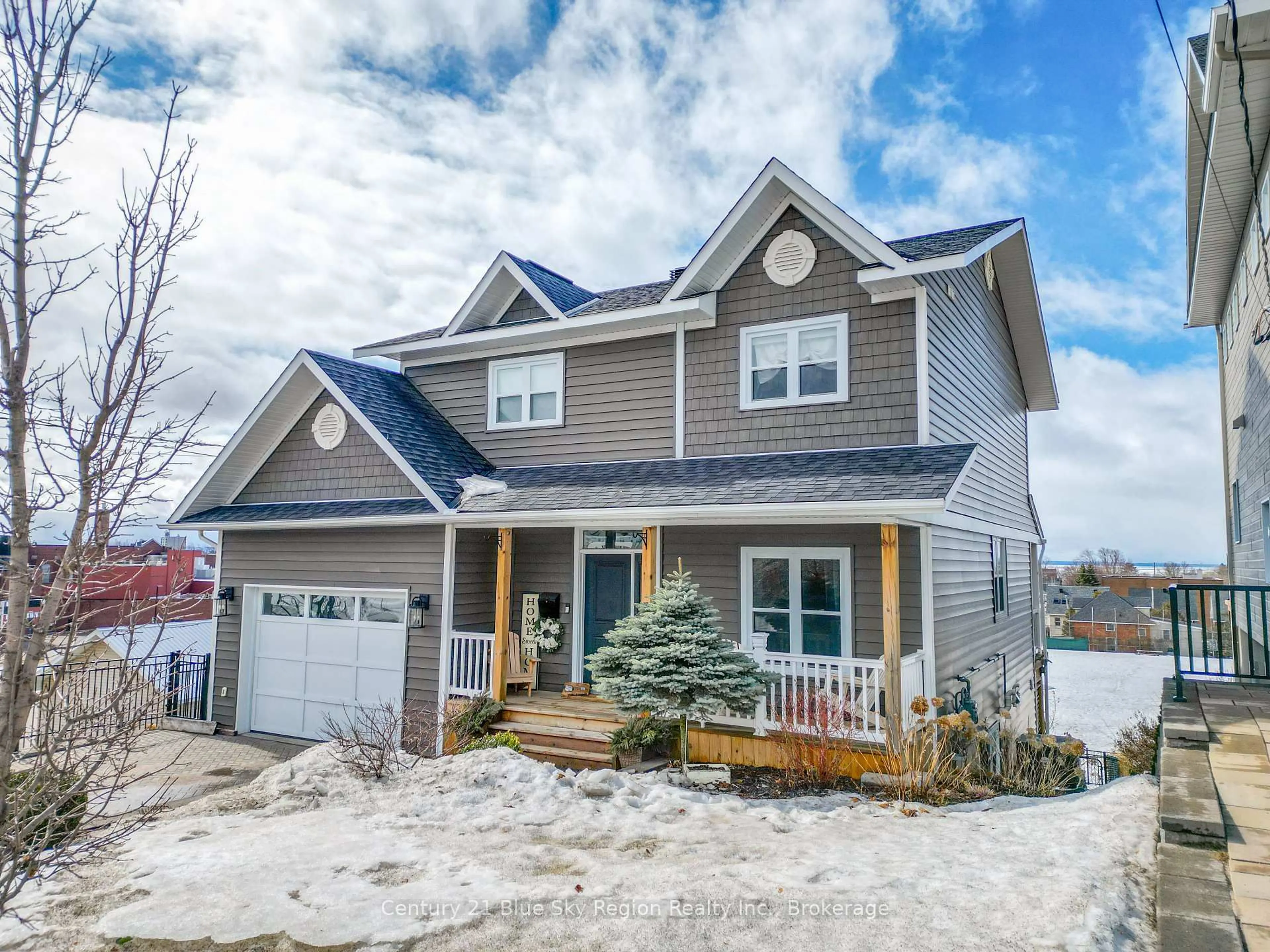 Home with vinyl exterior material, unknown for 723 Mclaren St, North Bay Ontario P1B 3M1