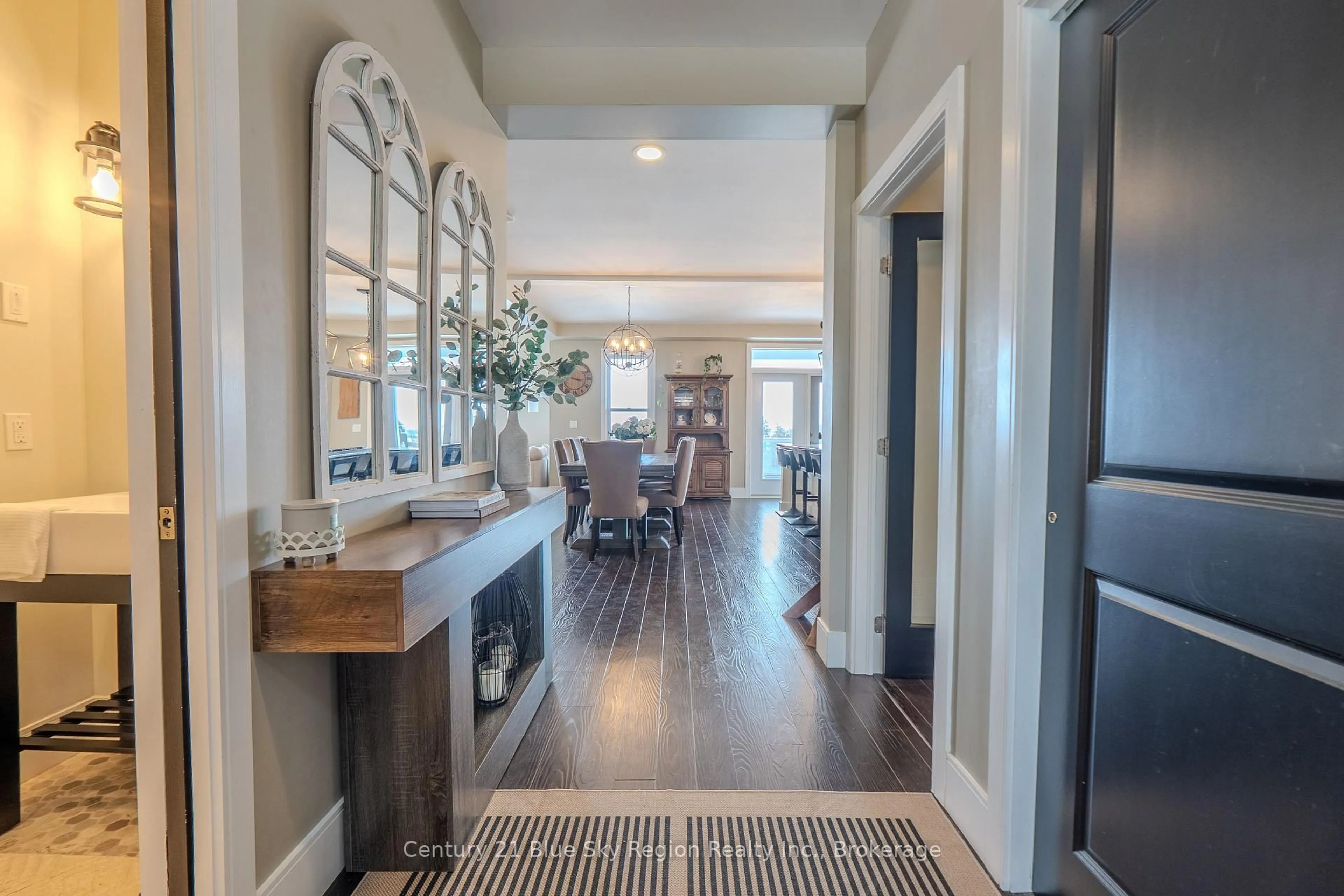 Indoor entryway for 723 Mclaren St, North Bay Ontario P1B 3M1