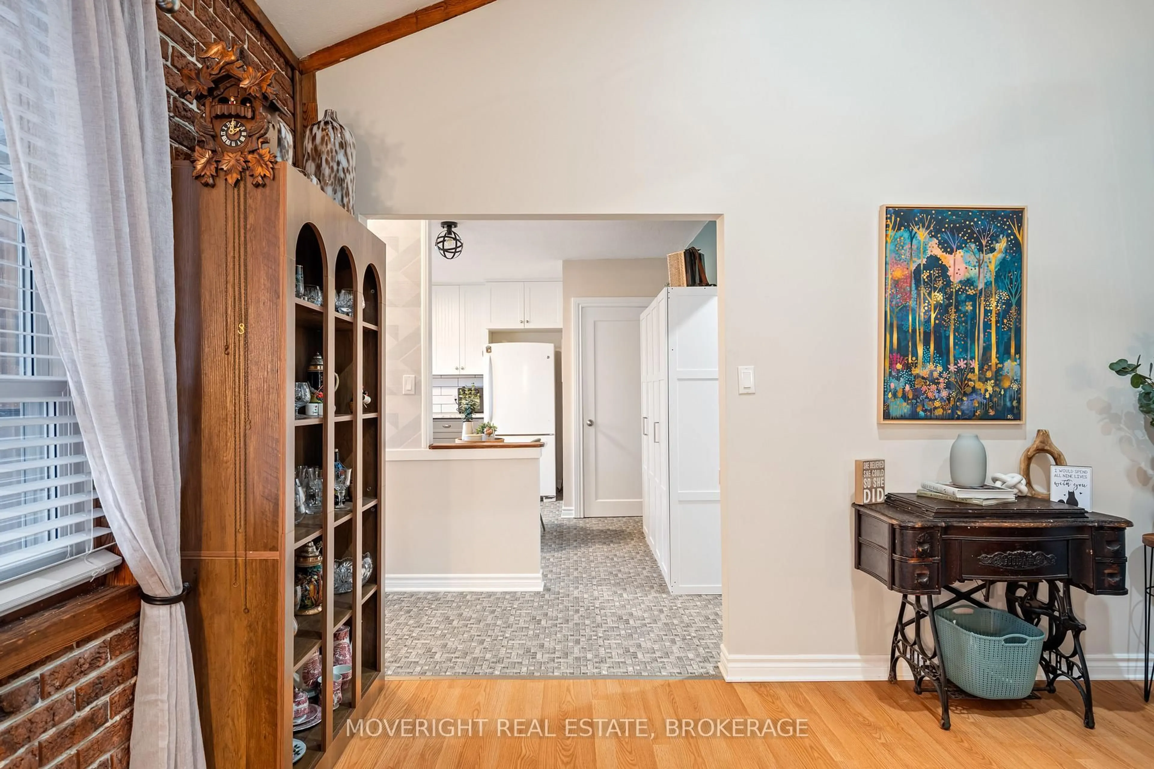 Indoor entryway for 618 Lincoln St, Welland Ontario L3B 4R4