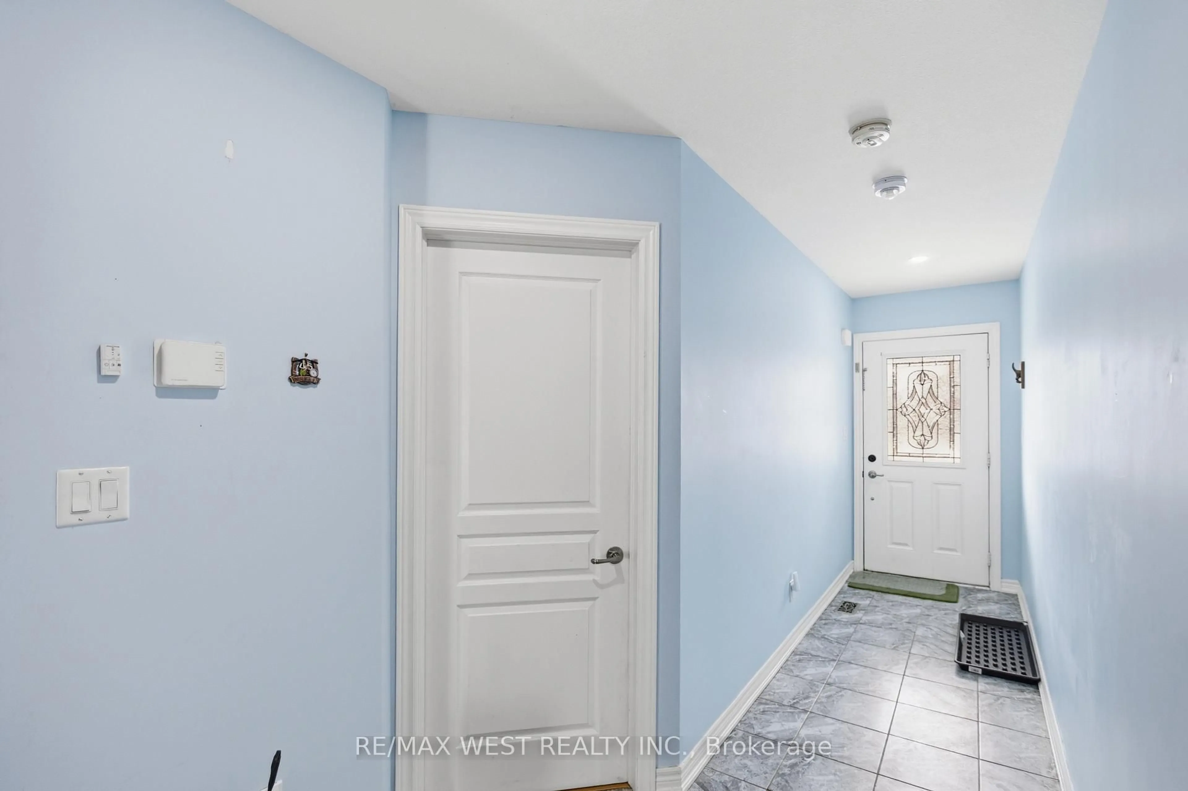 Indoor entryway for 170 Silverwood Ave, Welland Ontario L3C 0B7