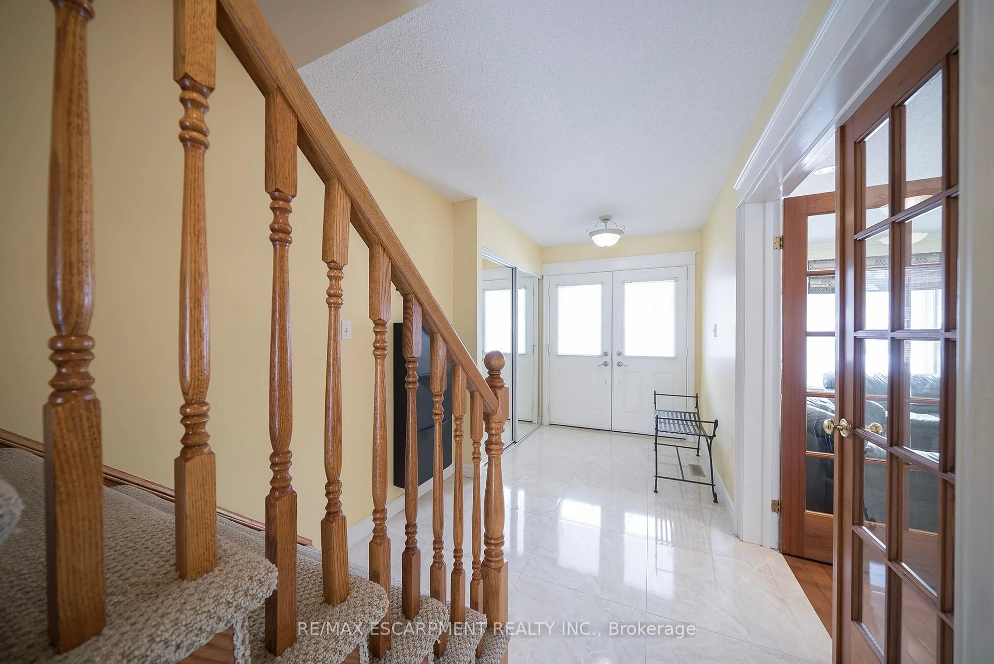 Indoor foyer for 43 Flamingo Dr, Hamilton Ontario L9A 4X6
