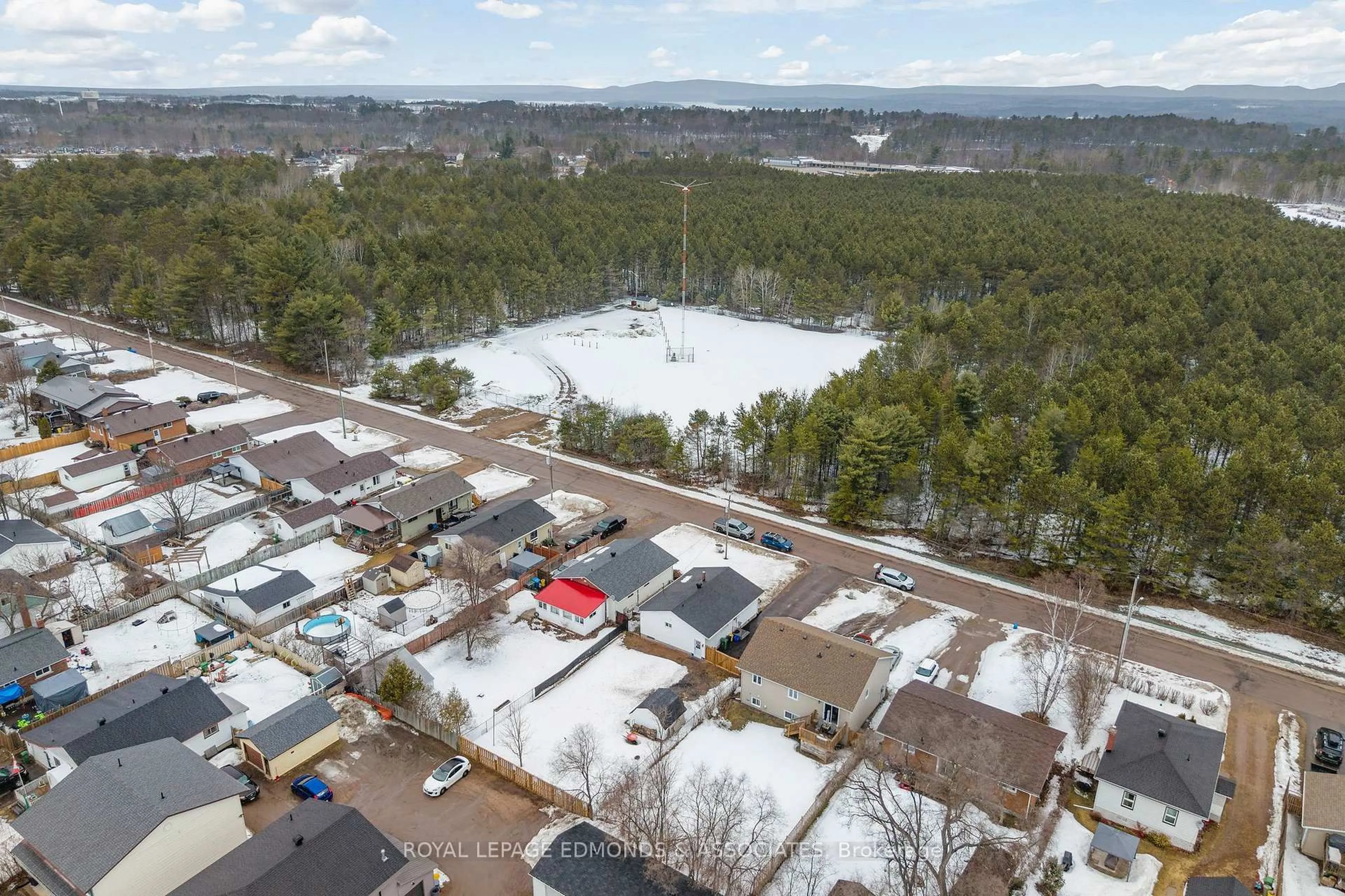 A pic from outside/outdoor area/front of a property/back of a property/a pic from drone, unknown for 20 Wilbert St, Petawawa Ontario K8H 2C6