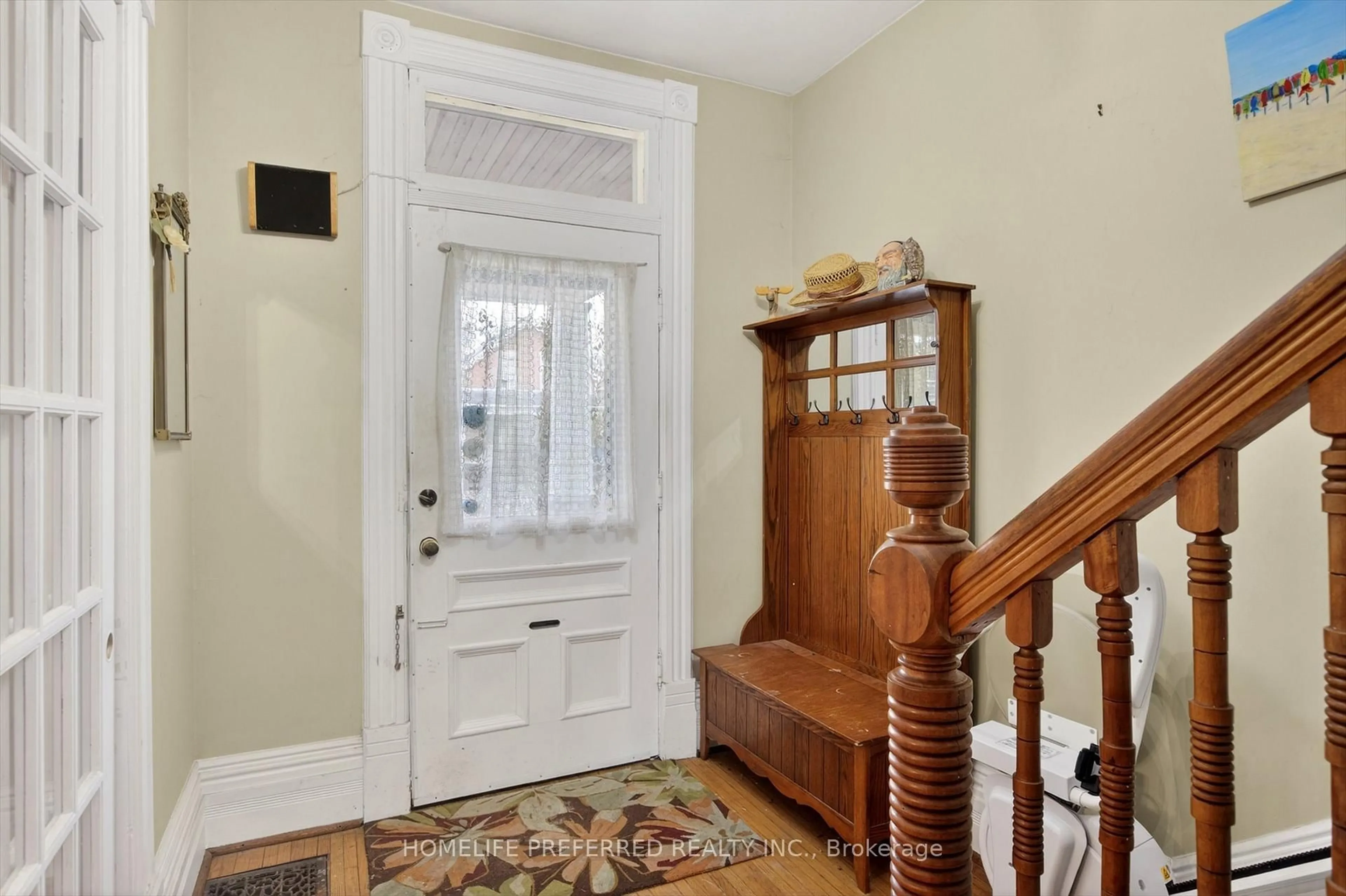 Indoor entryway for 768 Water St, Peterborough Ontario K9H 3N6