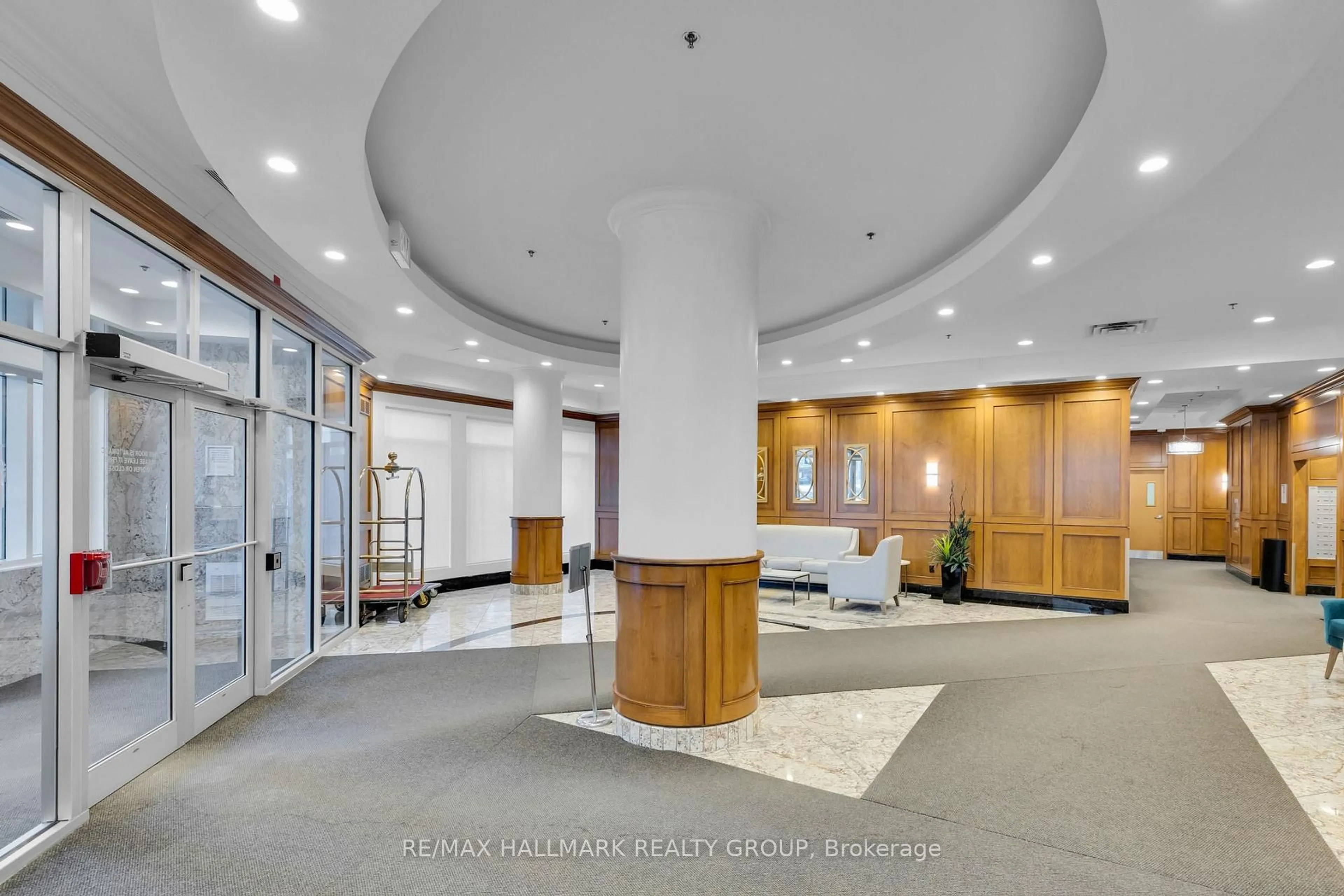 Indoor foyer for 242 Rideau St #803, Ottawa Ontario K1N 0B7