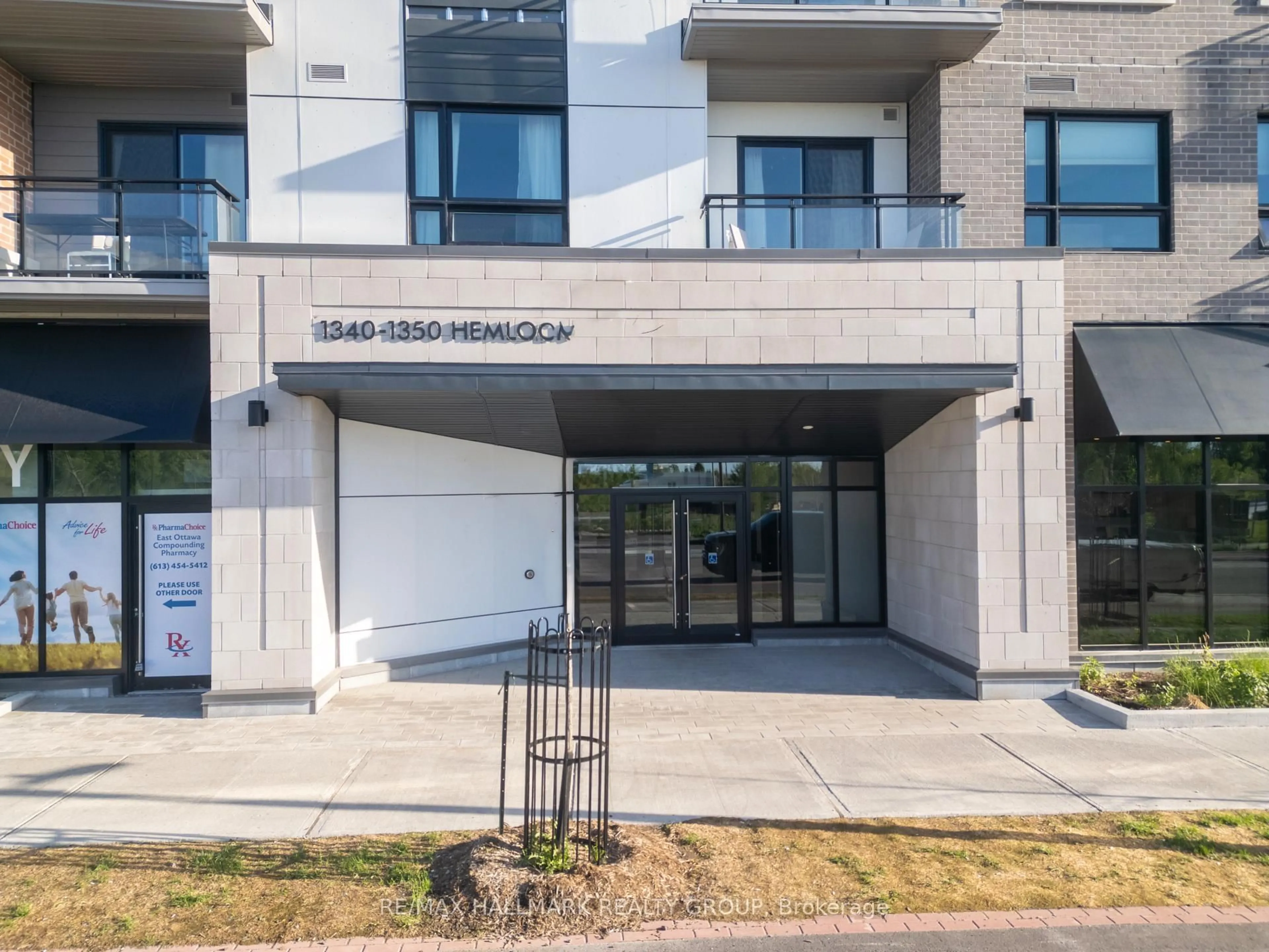 Indoor entryway for 1350 Hemlock Rd #202, Ottawa Ontario K1K 5C2